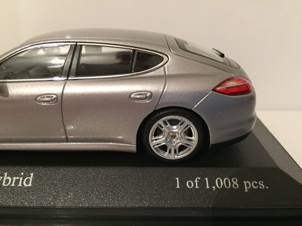 MINICHAMPS 400068250 - Modellino di Porsche Panamera S Hybrid, Scala: 1:43, Colore: Argento Metallizzato