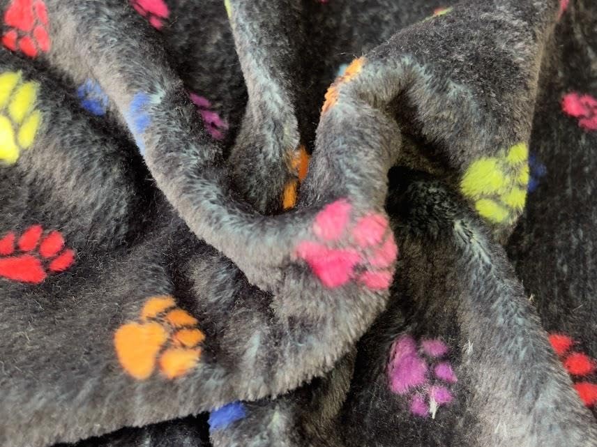 Superweicher Fleece-Stoff, kleine Pfoten auf schwarzem Muster