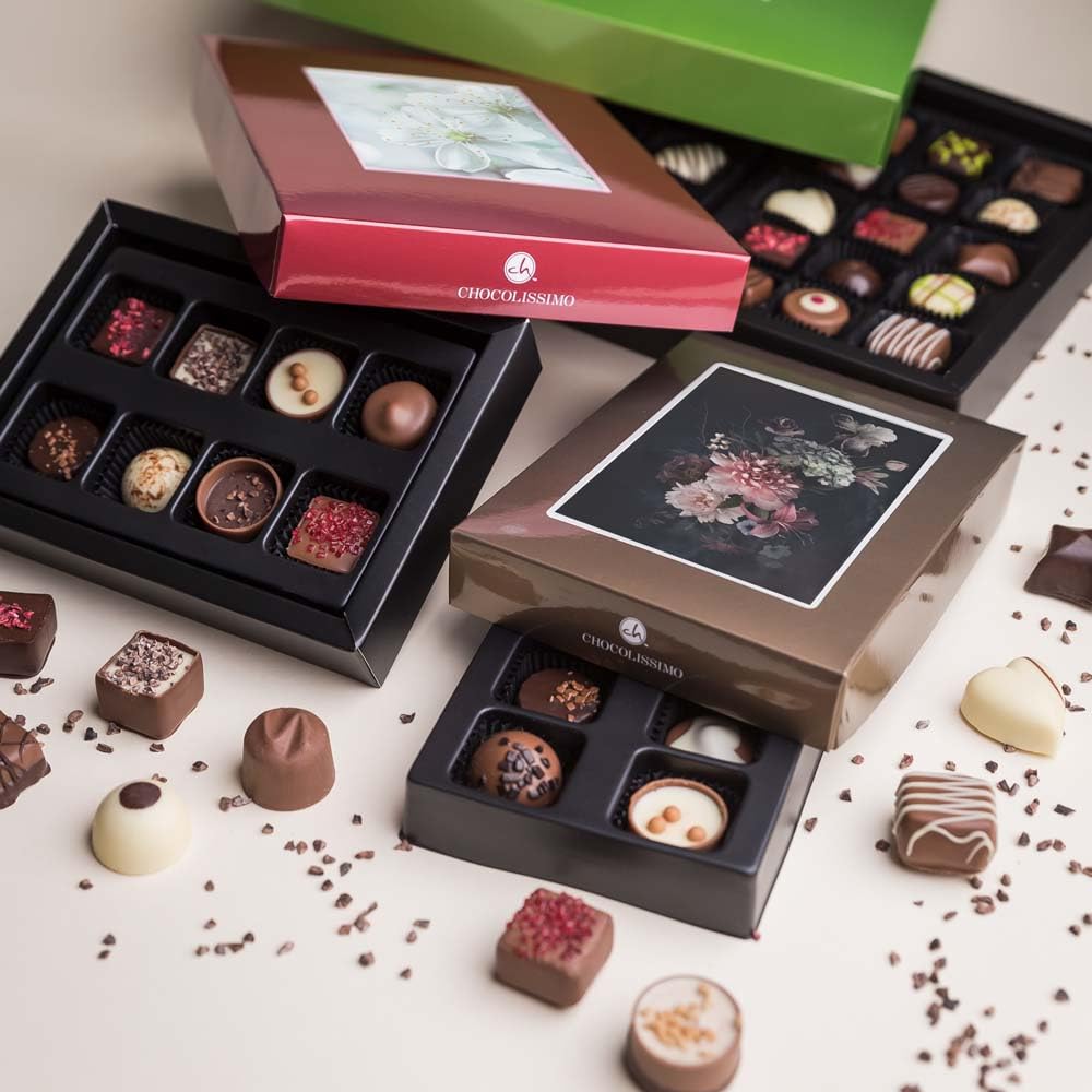 ChocoPostcard Maxi - Rot - Pralinen - 30 Pralinen in einer Foto-Schachtel | Geschenkidee | Geschenk | Schokolade | Pralinen | Frau | Mann | Geburtstag | Frauentag | Präsent | Überraschung | Souvenir