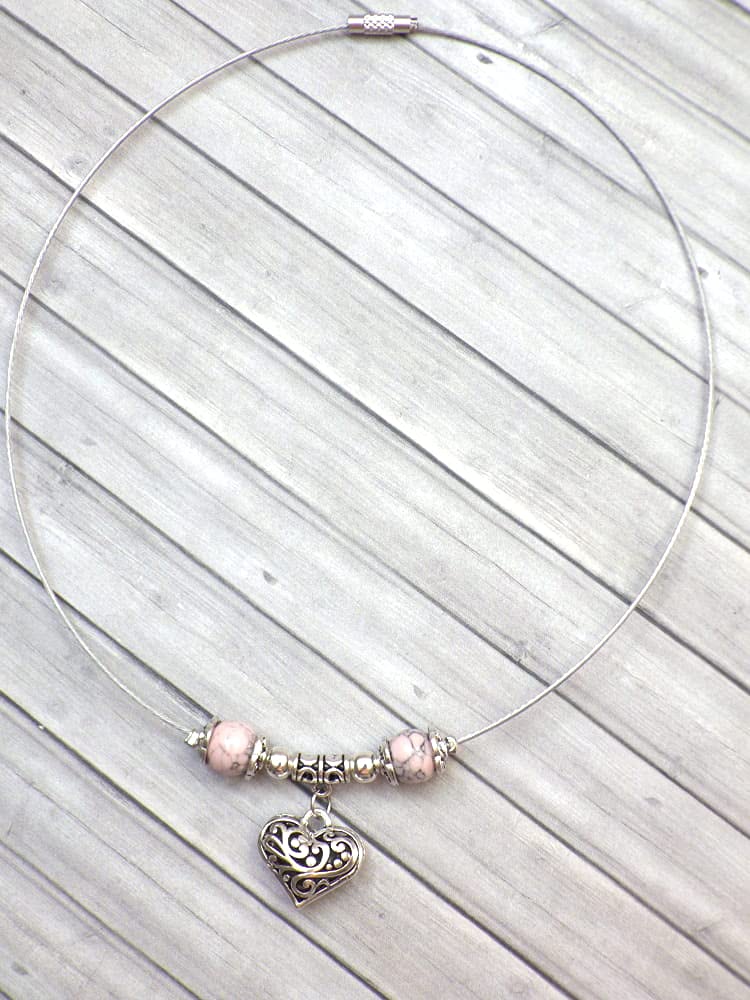 Conjunto de joyas para mujer en cuentas de turquesa rosa reconstituido y colgante de filigrana en forma de corazón