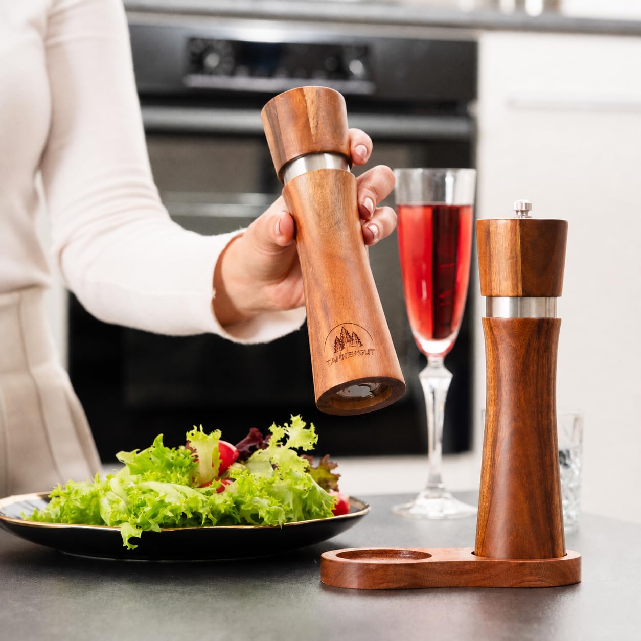 Salz und Pfeffermühle (5-teilig) Gewürzmühlen aus Holz mit Untersetzer Löffel und Bürste Keramikmahlwerk Akazienholz Design Premium Magnetbox