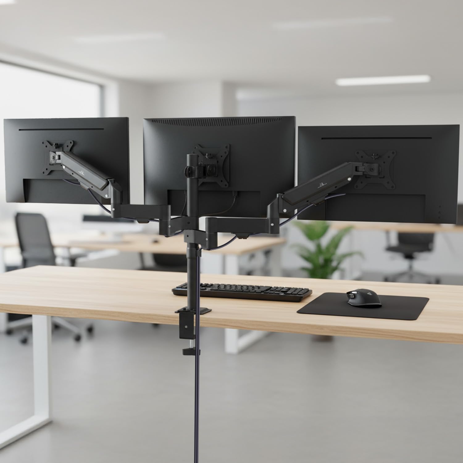 Maclean MC-137 - Supporto per 3 monitor da 17 a 27", con molle a gas, regolabile in altezza, girevole, inclinabile, robusta struttura in acciaio, VESA 75 x 75, 100 x 100, gestione dei cavi, nero