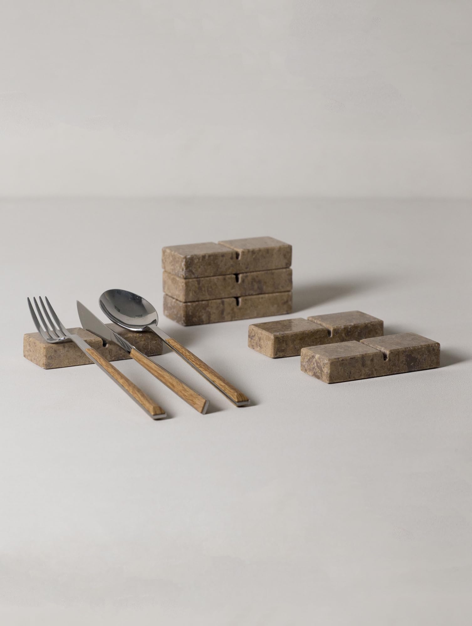 Reposacubiertos XL de Mármol Natural – Respaldo artesanal para cubiertos Made in Italy – Elegante soporte para cubiertos – Portapicos decorativo y sostenible para la mesa (Travertino