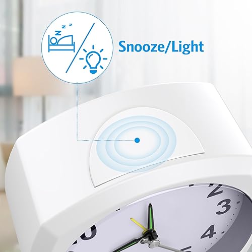 Miniatura 3 de AMIR Reloj despertador analógico que funciona con pilas, reloj pequeño silencioso sin tictac, reloj despertador de escritorio con repetición y luz,