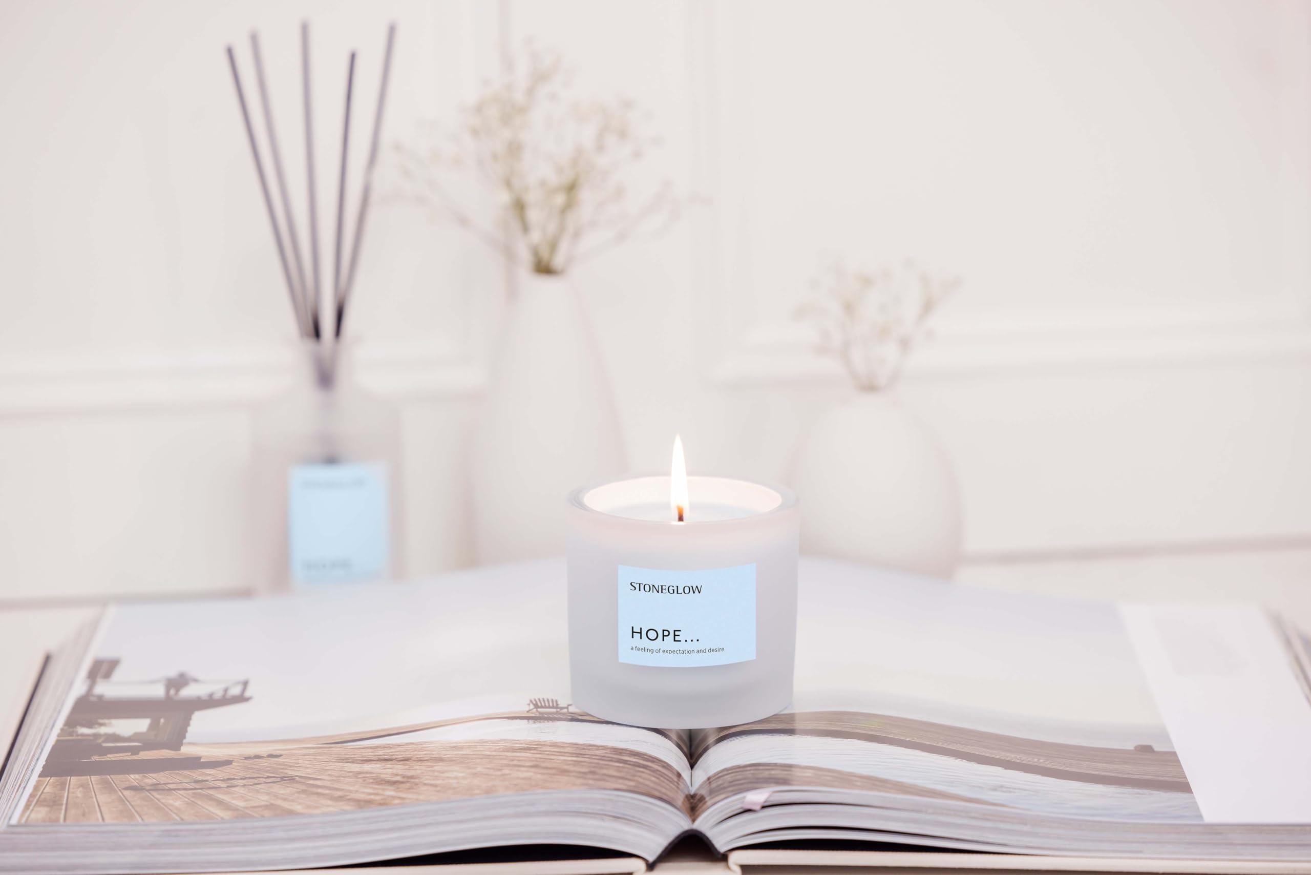 Stoneglow Affirmations – Hoffnung – Steinsalz und Zitrusfrüchte – Duftkerze im Tumbler (79 x 89 mm), Kokosnuss- und Rapswachsmischung, blaue Kerze, 40 Stunden, Bergamotte, Patchouli, Lavendel