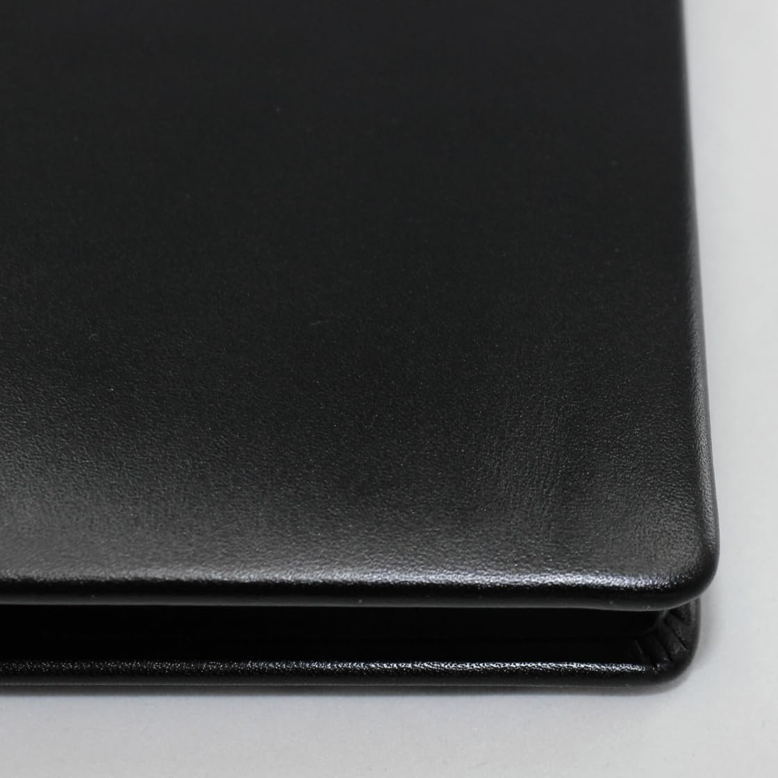 Unterschriftenmappe aus glattem Vollrindleder in Schwarz, Softcover, dehnbarer Rücken, 20 Register-Trennblätter aus stabiler grauer Kartonage, Aufnahme von DIN A4, Prägungen auf Anfrage