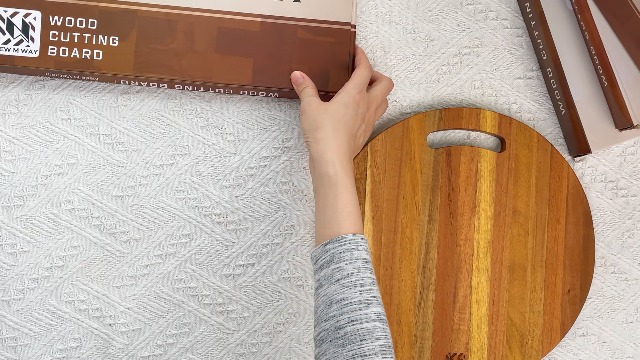 Tabla de Cortar Redonda Premium de Madera de Acacia con Mango para Queso, Pizza, Pan y Frutas, Tabla Ligera de Madera Maciza de 30 cm x 30 cm x 1.4 cm, No Tóxica, Libre de BPA y Sin Plástico de New M Way miniatura 7
