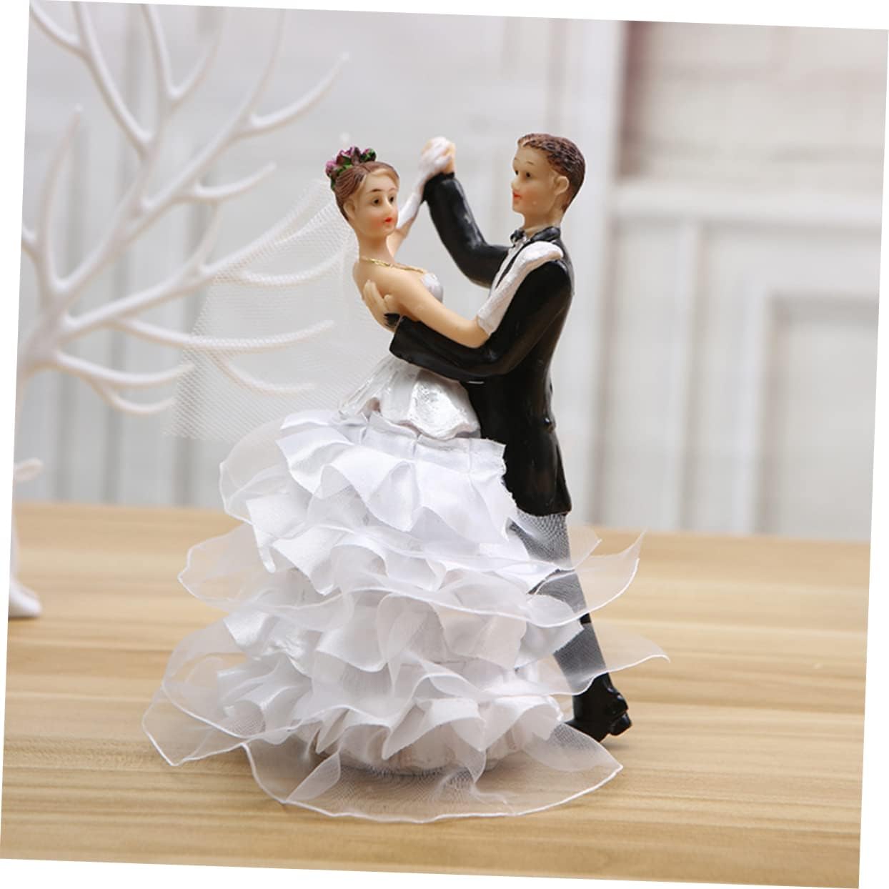 Unique Wedding Cake Decorations Resin Bride and Groom Couples Miniature Landscape Props for Wedding Cake Adornments