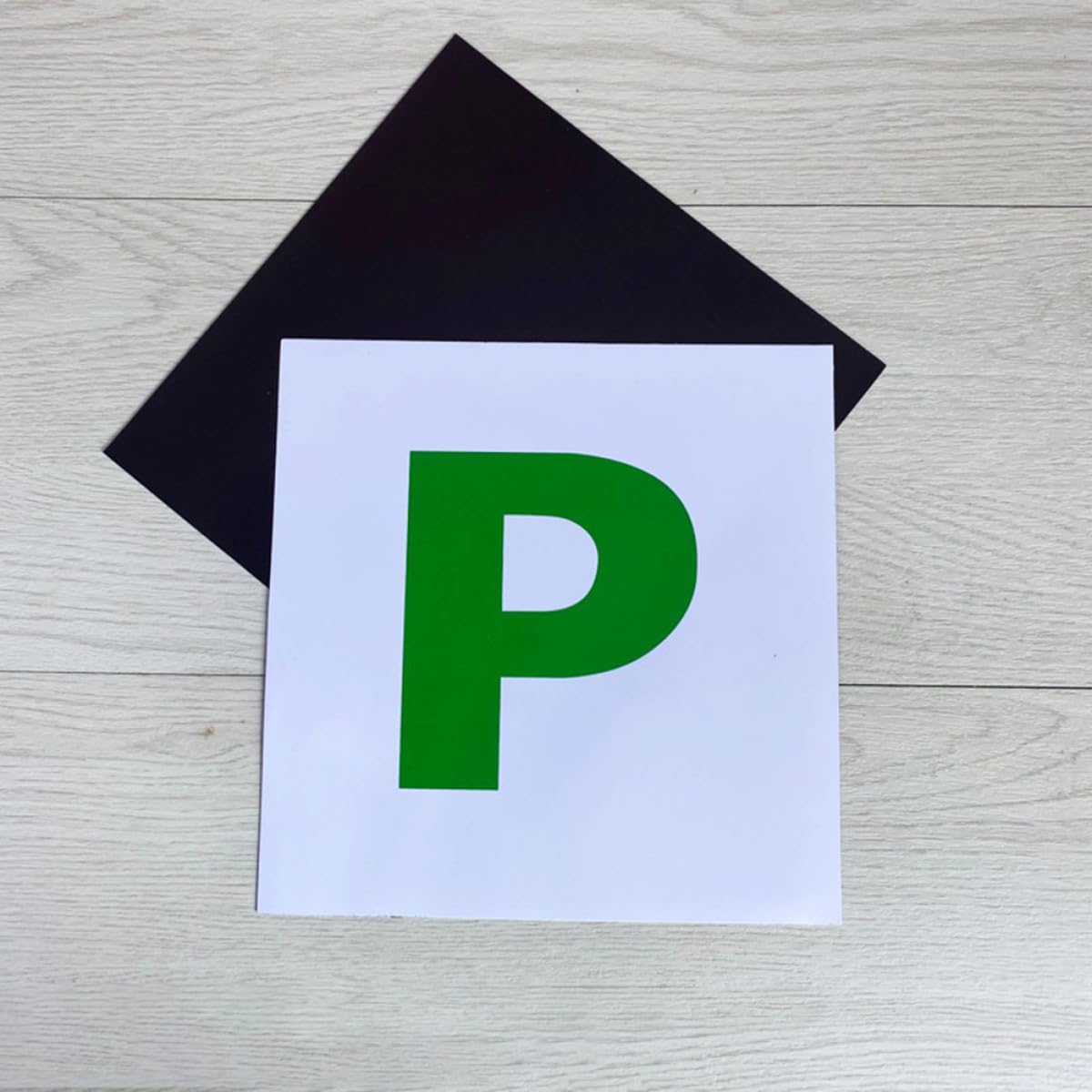 NUOBESTY Adesivi Magnetici per Auto Neopatentati 2 Pezzi, Adesivo Magnetico Scritta P per Studenti e Nuovi Conducenti, Resistente allo Sbiadimento, Facile da Installare per Veicoli