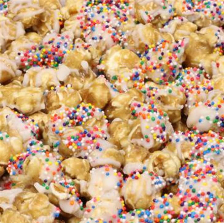 Miniatura 2 de Its Delish - Palomitas de maíz gourmet con sabor a pastel de cumpleaños con temática de pastel de cumpleaños, palomitas de maíz con arcoíris sin