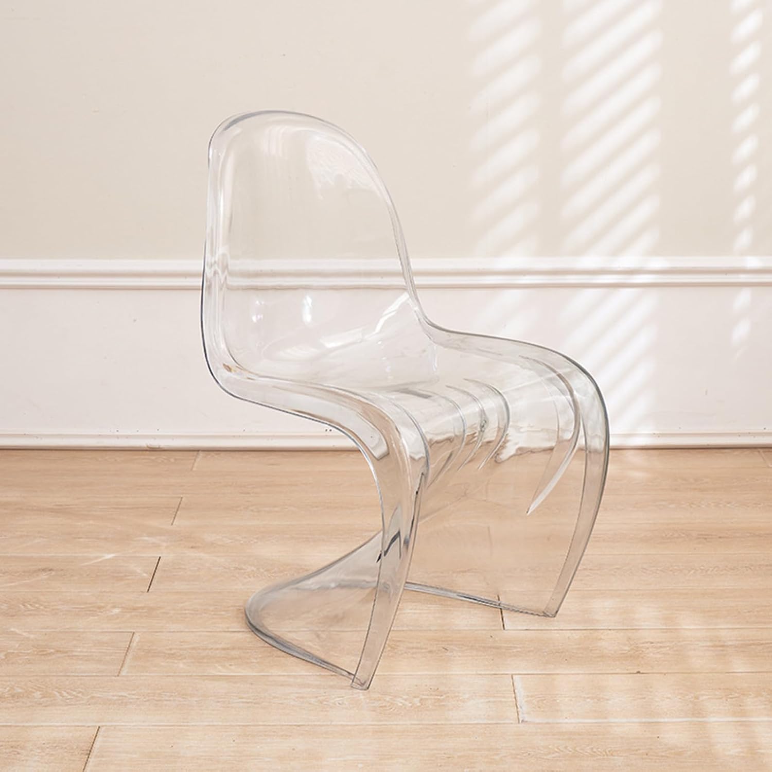 Tabouret en S acrylique pour optimiser l'espace de votre bar moderne