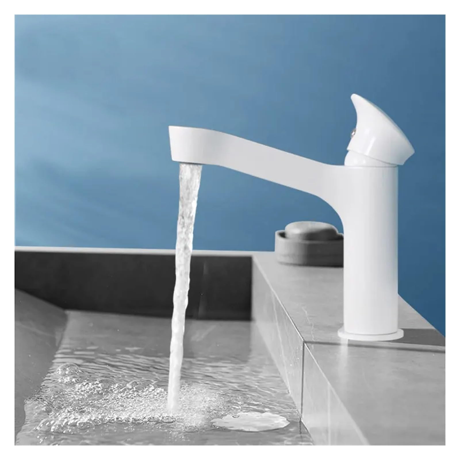 Mitigeur de lavabo sur plan gris moderne haute finition chrome pour salle de bain