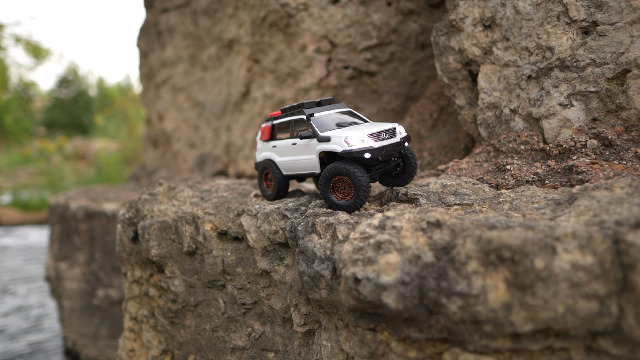 Amazon.com: Axial RC Truck SCX24 Lexus GX470: 1/24 4WD RTR