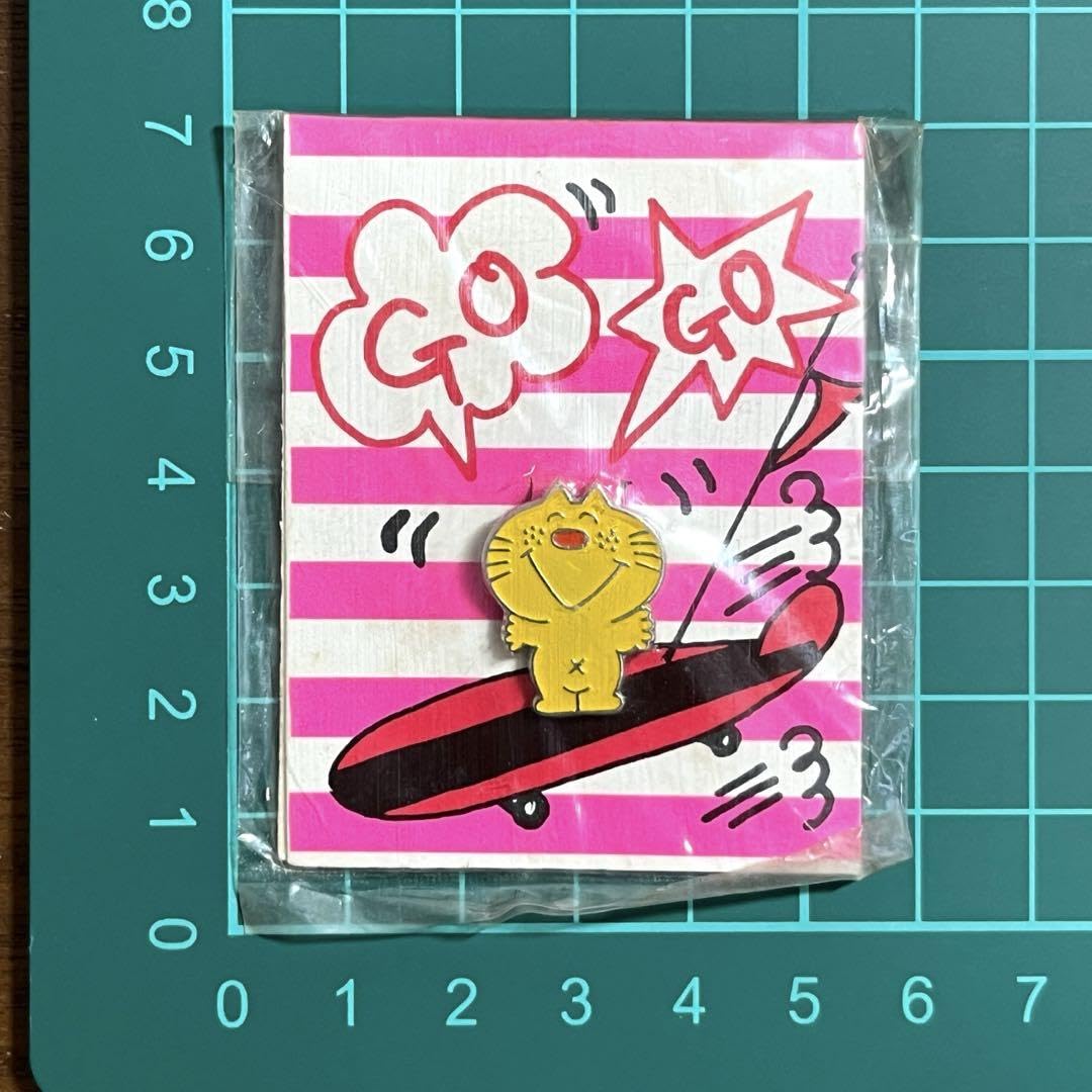 Amazon.co.jp: 山梨シルクセンター 水森亜土 ミータン 猫 バッジ