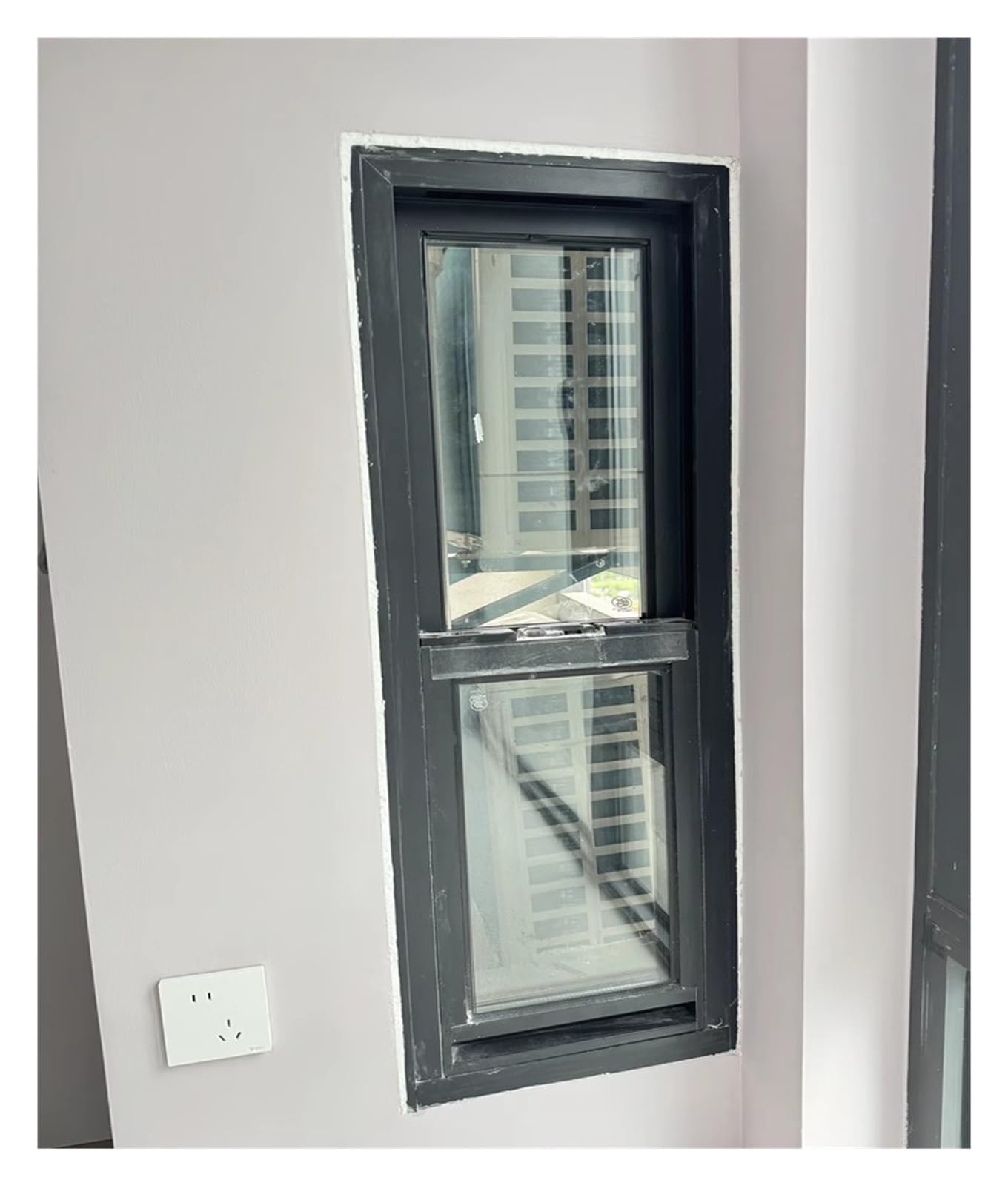 Ventana pequeña de elevación vertical a medida contra el aire viciado