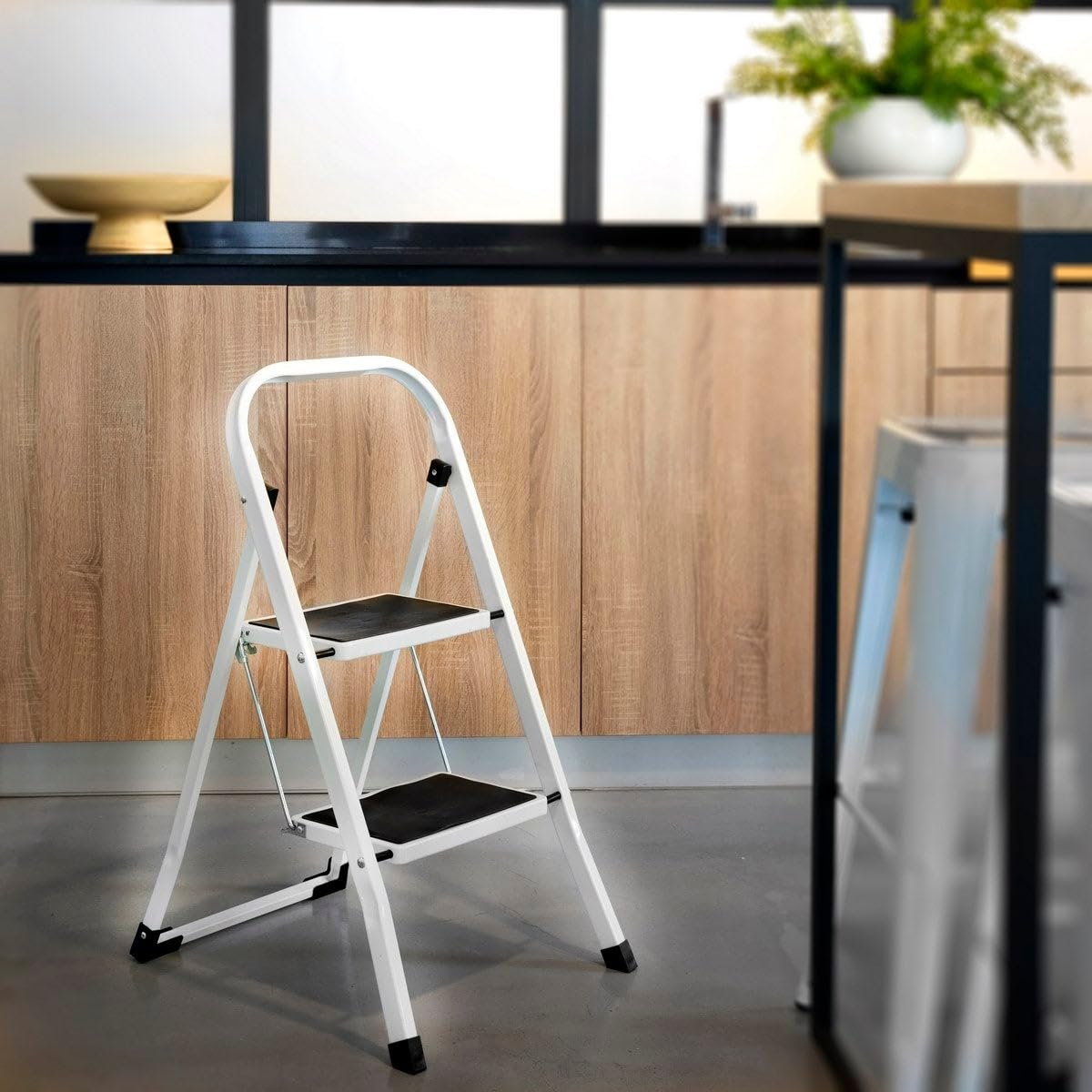 LOLAhome - Escalera Plegable de 2 peldaños Antideslizantes en Acero Blanco de 82 cm. Diseño Seguro y Ligero con asa, soporta 150 kg. Alcanza altillos o cuelga Cortinas fácilmente.