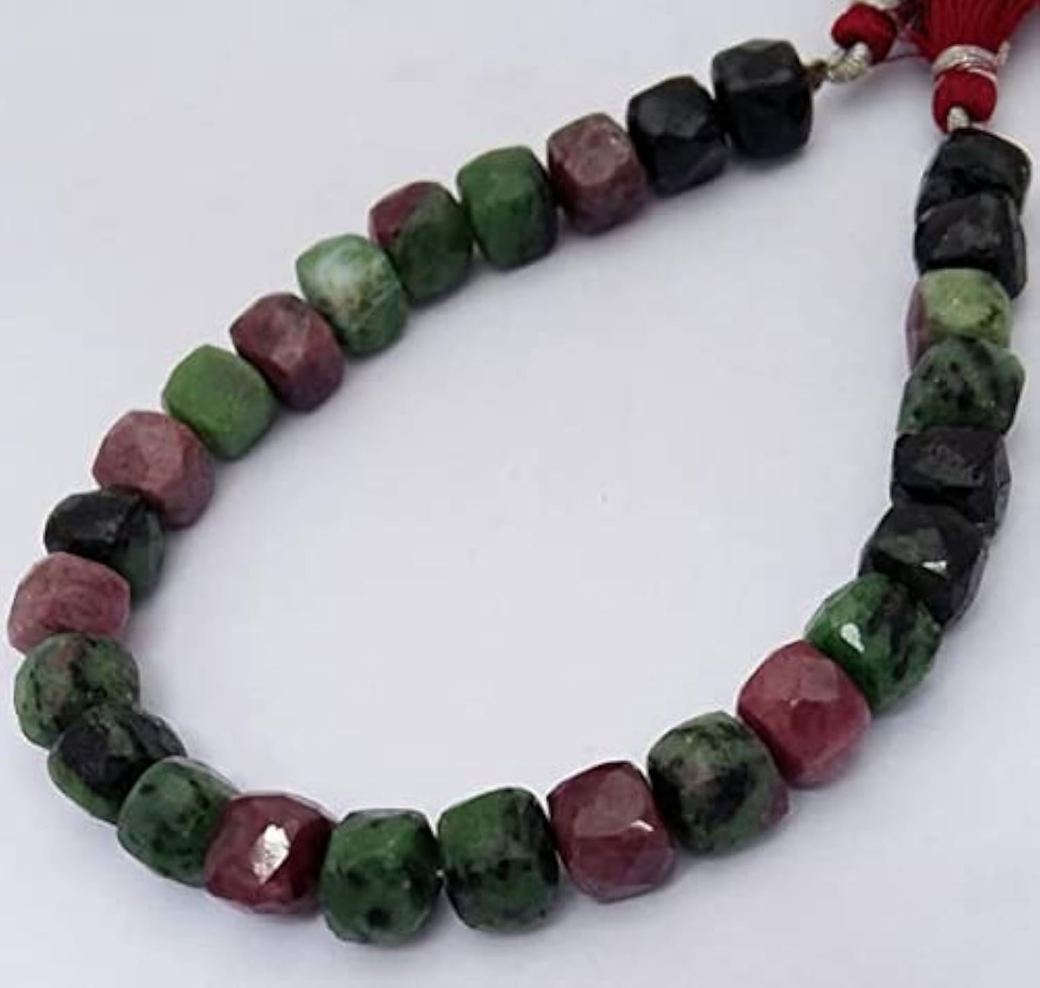 Ruby zoisite en perles cube facettées pour créer vos bijoux bohèmes chic