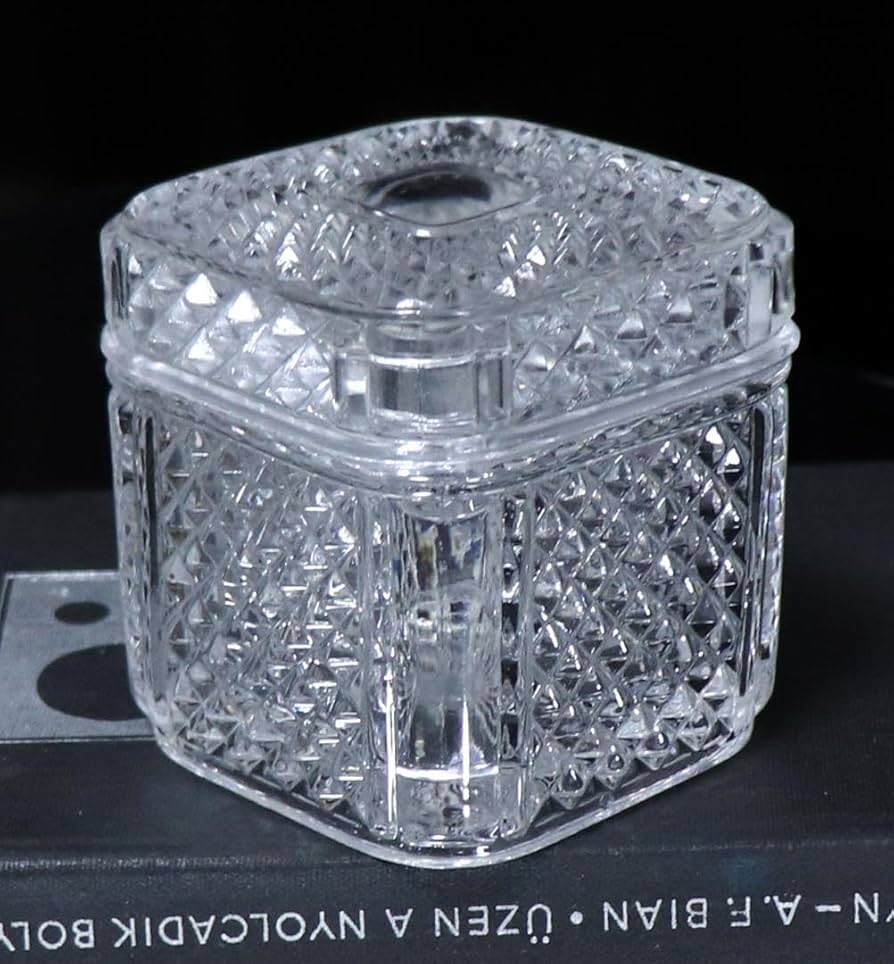 オールド・バカラ 稀少型 ディアマン・ビゾー スクエア型 蓋物 小物入れ Amazon.co.jp: オールドバカラ 稀少型 ディアマンビゾー