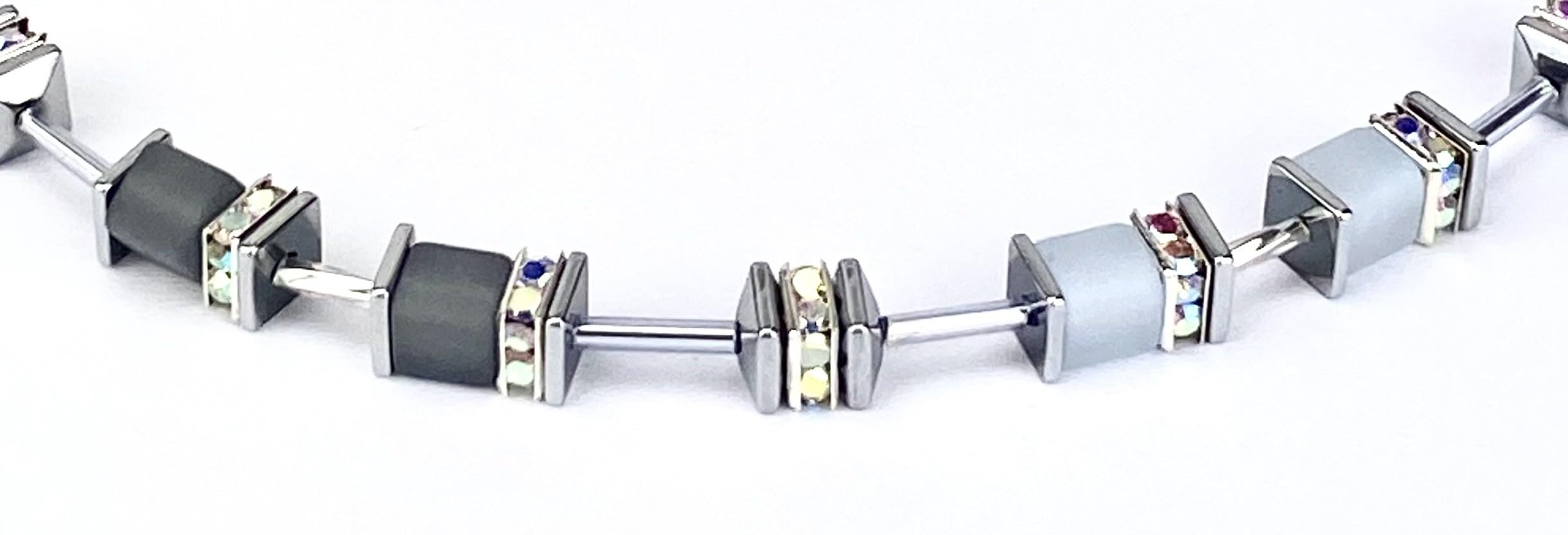 Handgemachte Hals Kette mit Polaris Würfel und Hämatit Edelstein sowie einem Edelstahlverschluss mit Verlängerung