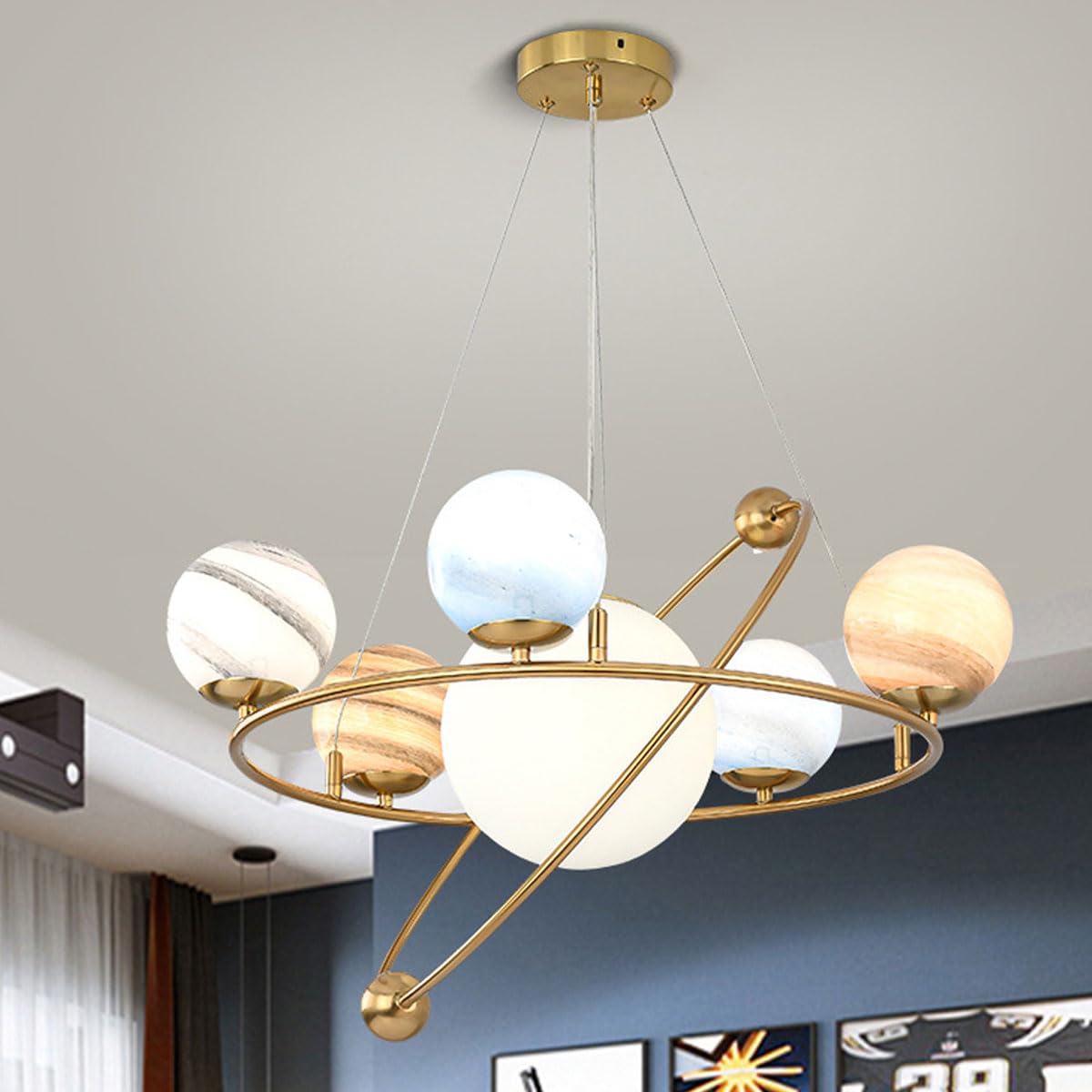 Prosta i kreatywna lampa wisząca z metalu i kreatywny szklany żyrandol Planet doskonale sprawdzą się w jadalni przedszkola.