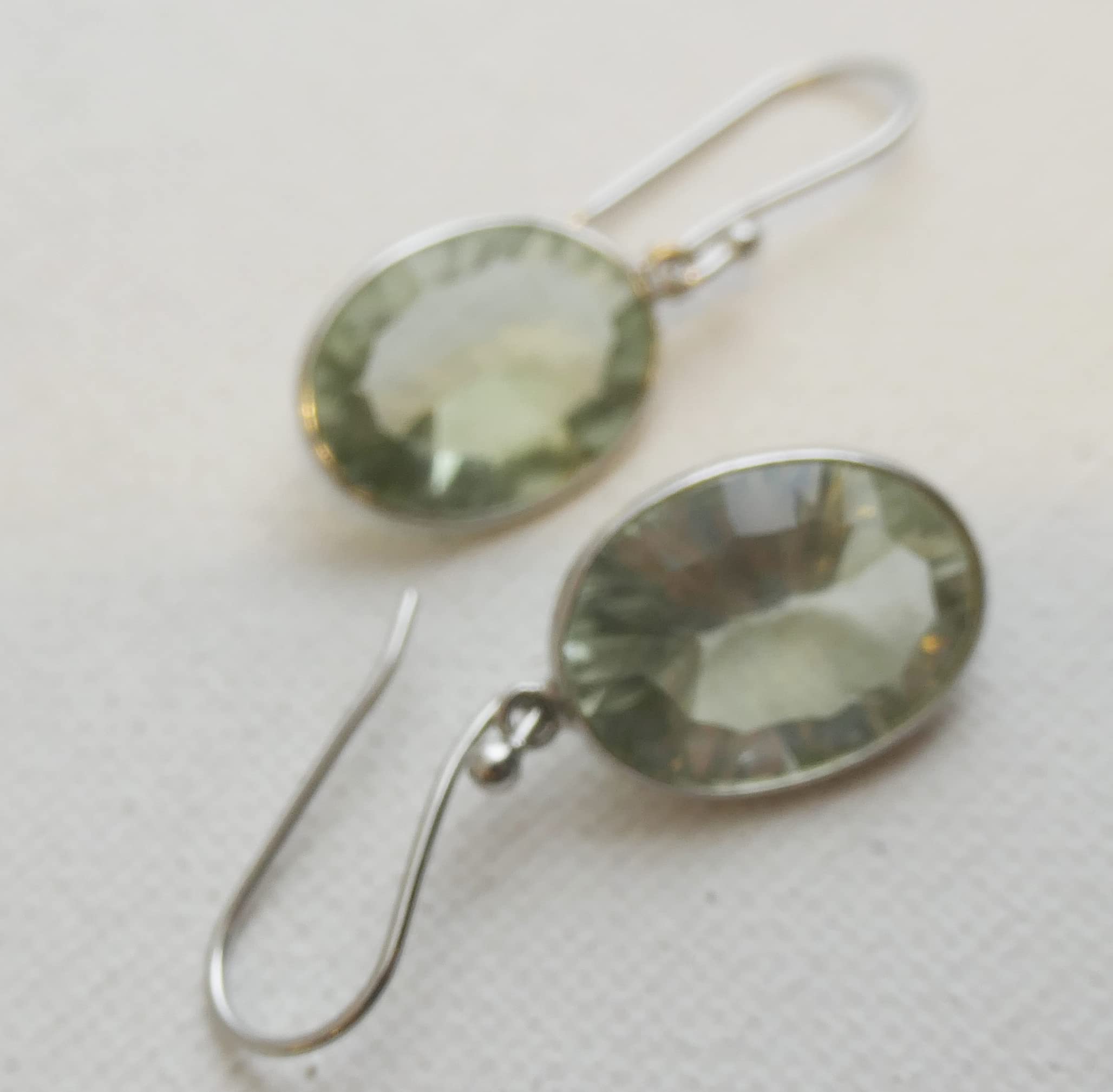 Pendientes de Plata de Ley con Amatista Verde | Diseño Elegante con Piedra Natural Facetada | Joyería Sofisticada para Mujer