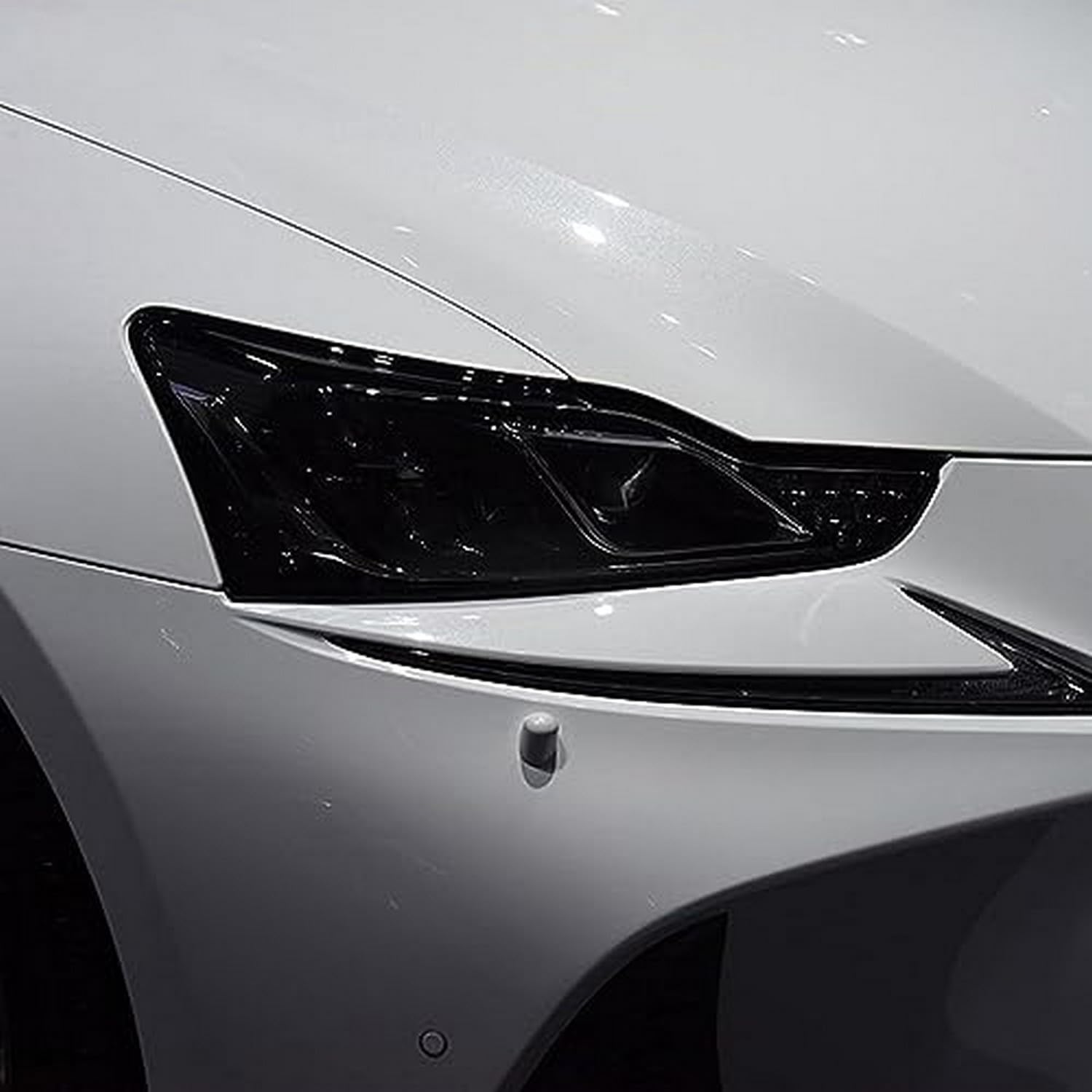 Evita faros opacos en tu Lexus ES con la película protectora de TPU negro transparente