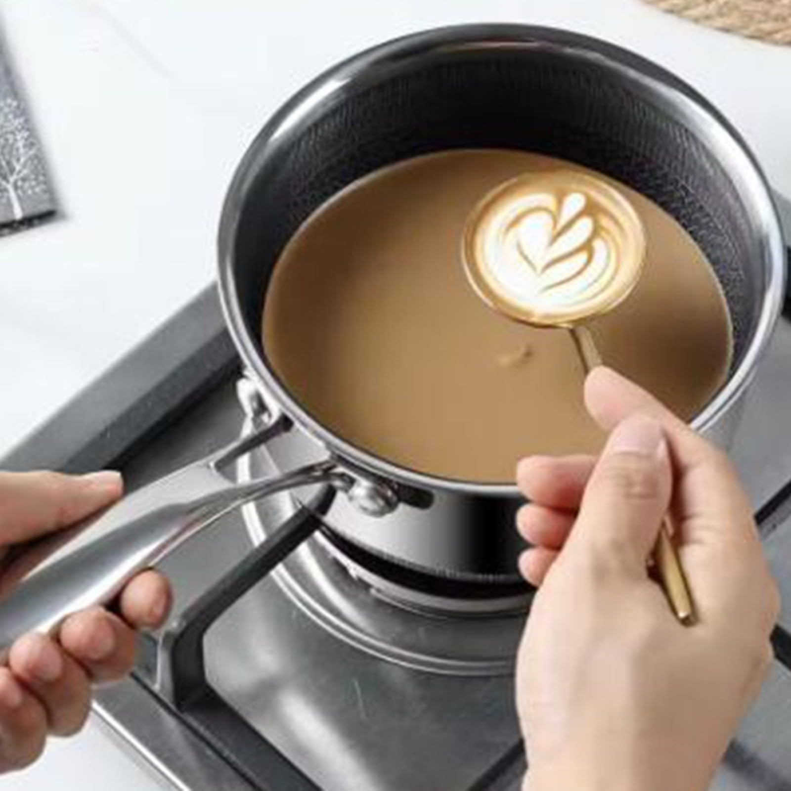 Pot à lait en titane pur 18 cm : non enduit, antirouille et léger pour une cuisine saine, idéal pour mijoter et faire bouillir dans les cuisines modernes