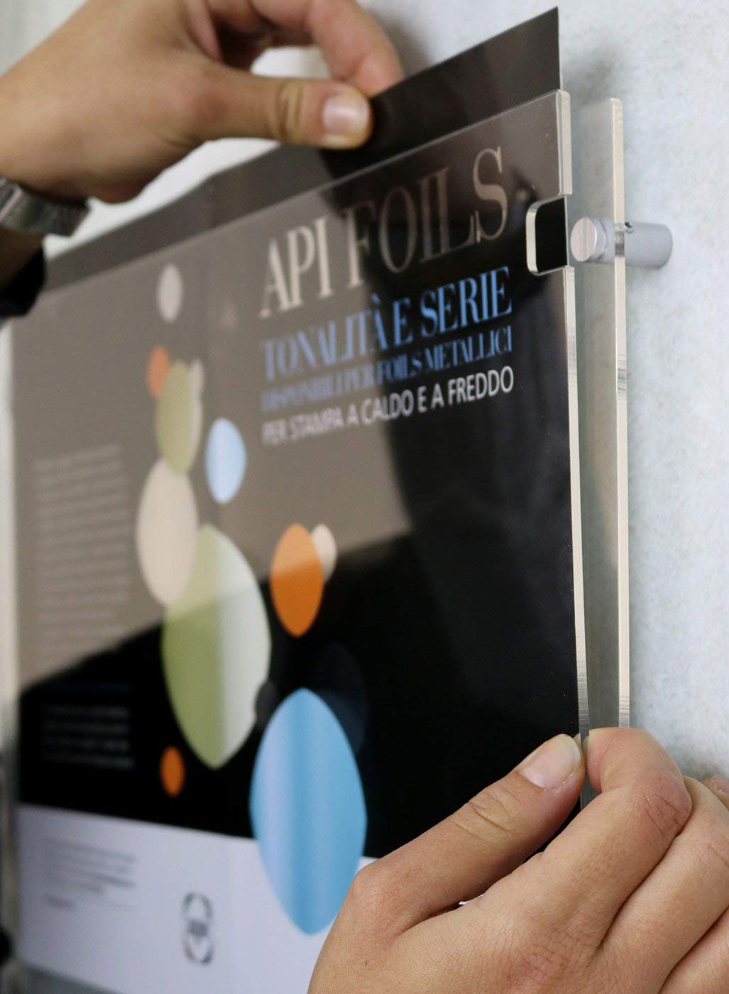 Placa de metacrilato de pared con bolsillo abatible, soporte para alertas y folletos, tamaño A4, vertical, 21 × 30 cm, incluye espaciadores de aluminio (1 unidad)