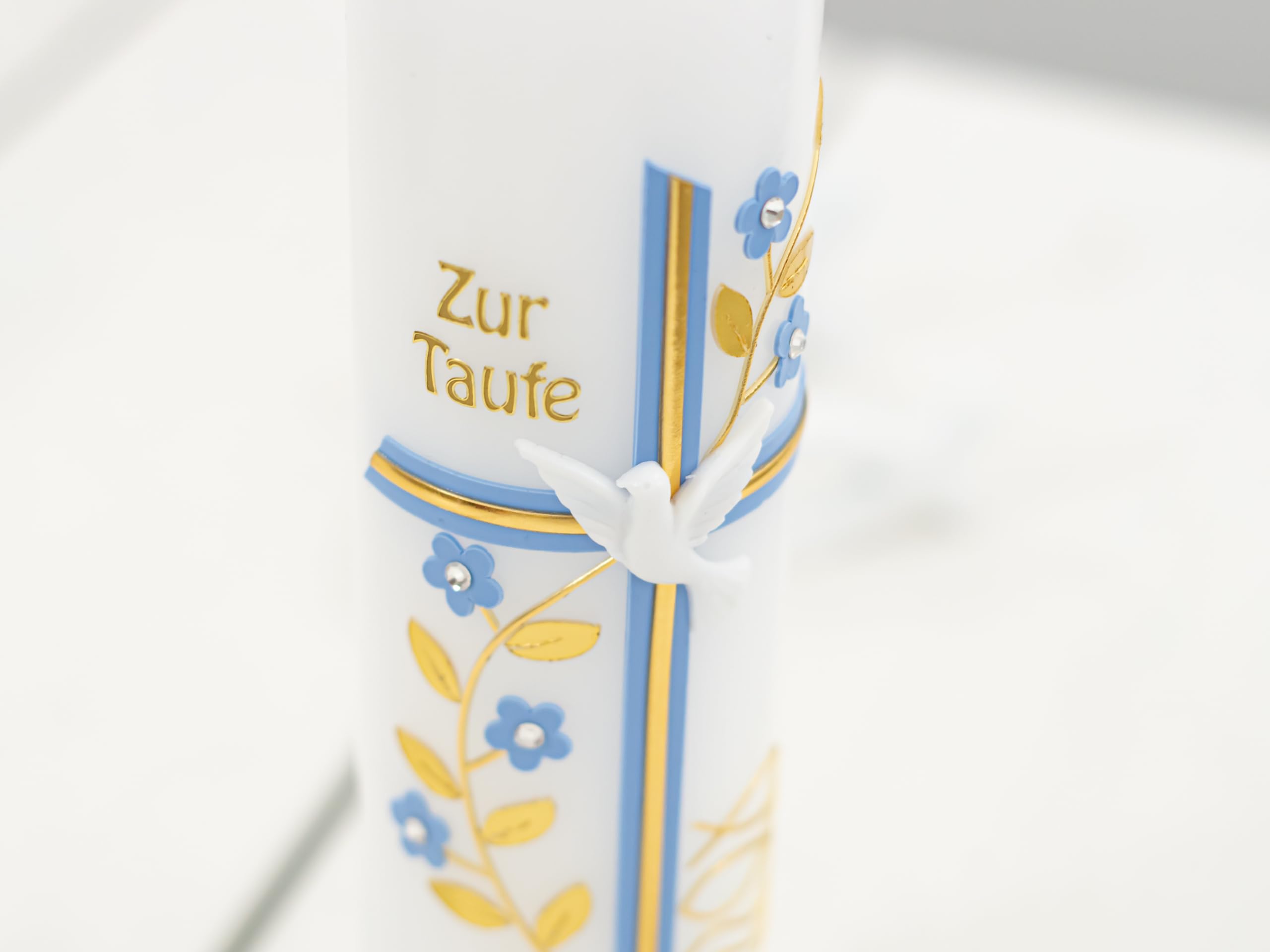 Taufkerze Lorenzo personalisiert mit Name und Datum, individuell und mit Echtwachs handverziert für Junge und Mädchen