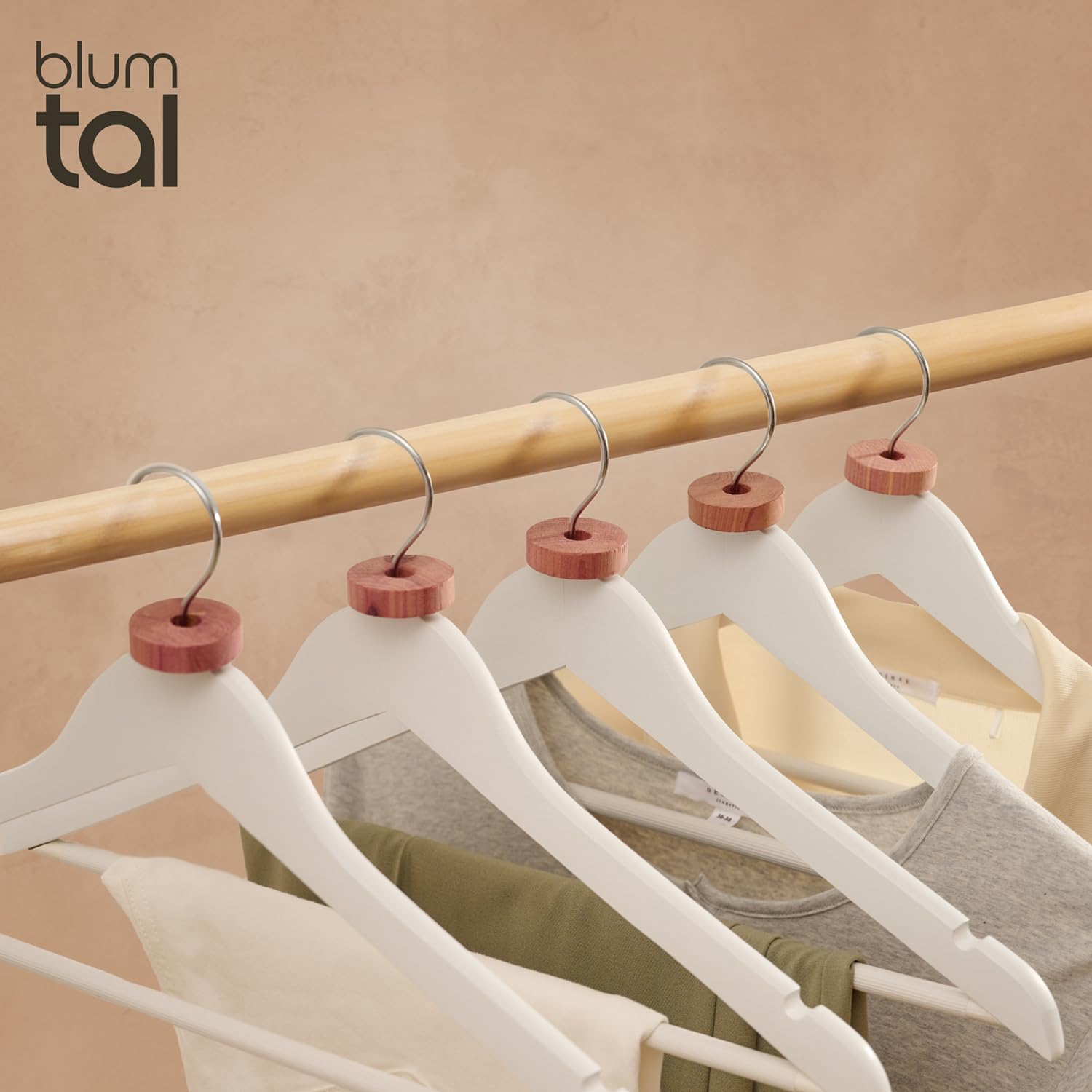 Blumtal Set di 40 Grucce in Legno Bianco – Gancio Rotante a 360° in Metallo, Protezione Antitarme in Legno di Cedro, Rivestimento Antiscivolo e Intagli per Spalle