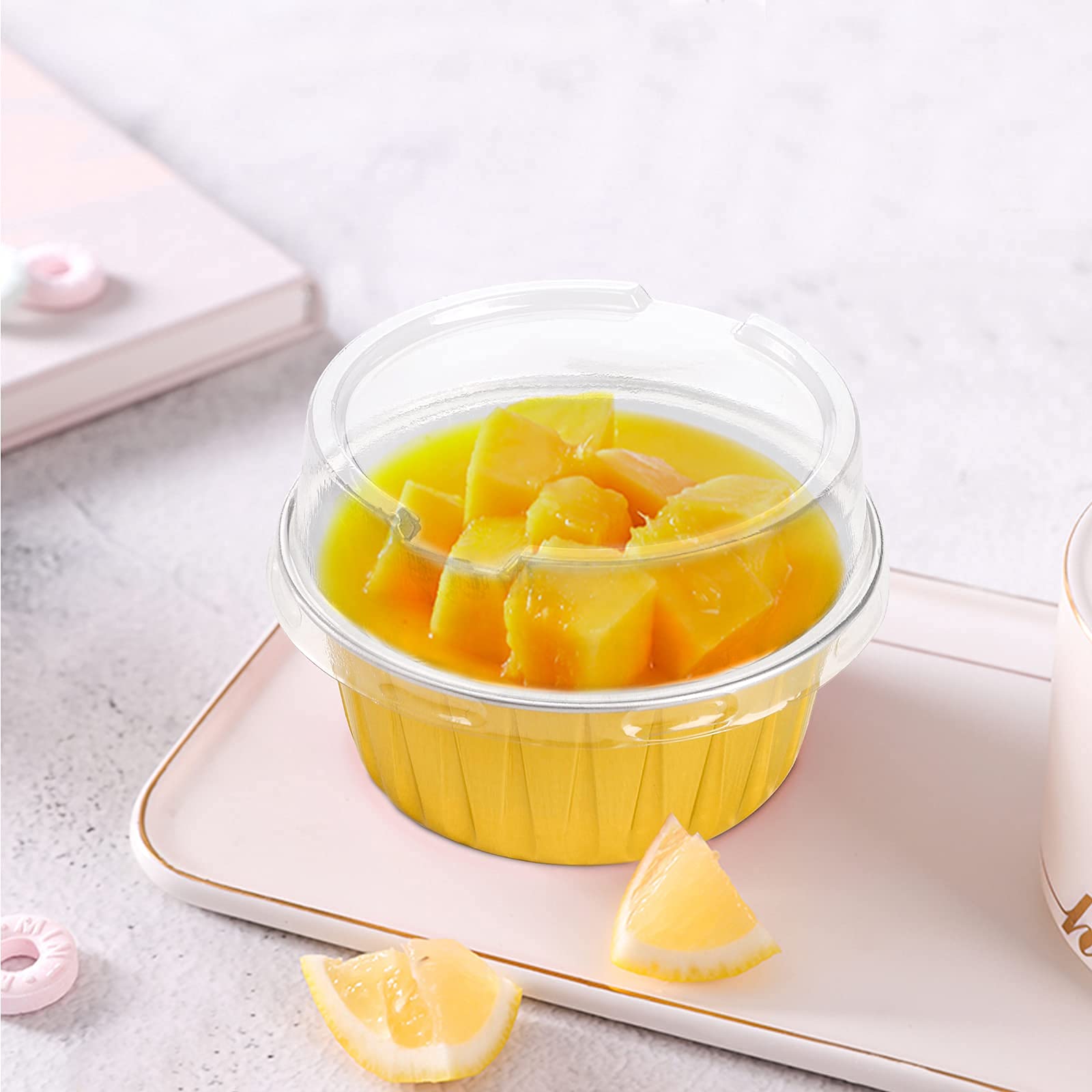 DEAYOU 100 piezas de papel de aluminio para magdalenas, 5 onzas con tapas, mini latas de 3 pulgadas, soporte para tazas para soufle, pudín, fiestas, boda, oro