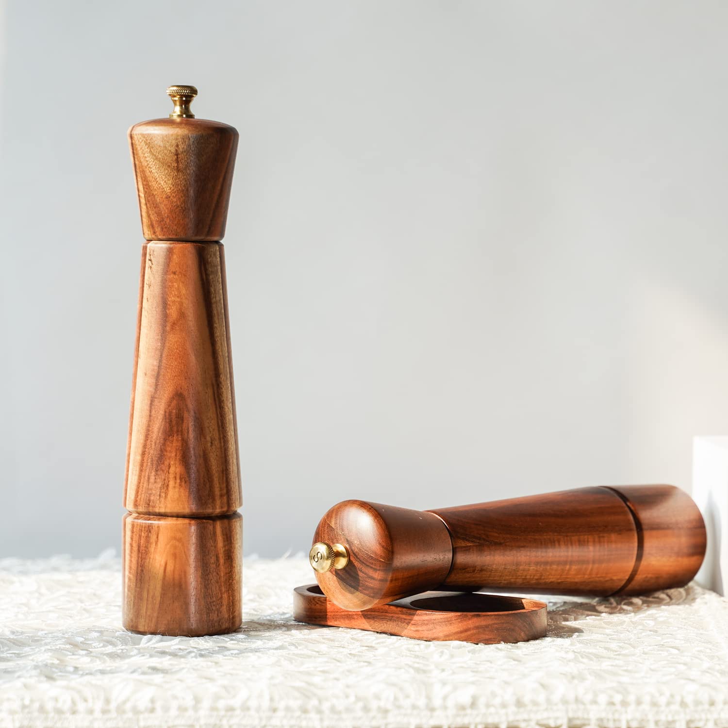 Set Macina Sale e Pepe con Vassoio per Macinino, Macina Sale Regorabile in Ceramica, Macina Pepe in Acciaio Inossidabile, in Legno di Acacia, Altezza 27 cm, Diametro del Fondo 6 cm