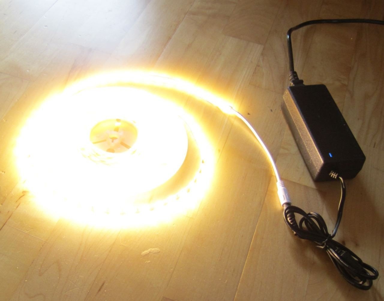 ALEOS. SET 12200 Lumen 5m X-Ultra-Highpower LED Streifen mit 600 2835 LED's warmweiß weiss superhell inkl. Netzteil 24V Pro-Serie TÜV/GS geprüft