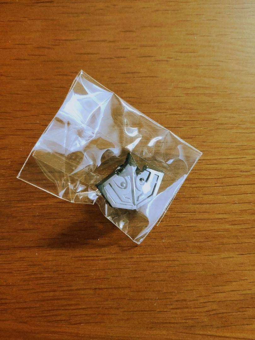 Amazon | 王馬小吉 校章ピンバッジ黒 | バッジ | おもちゃ