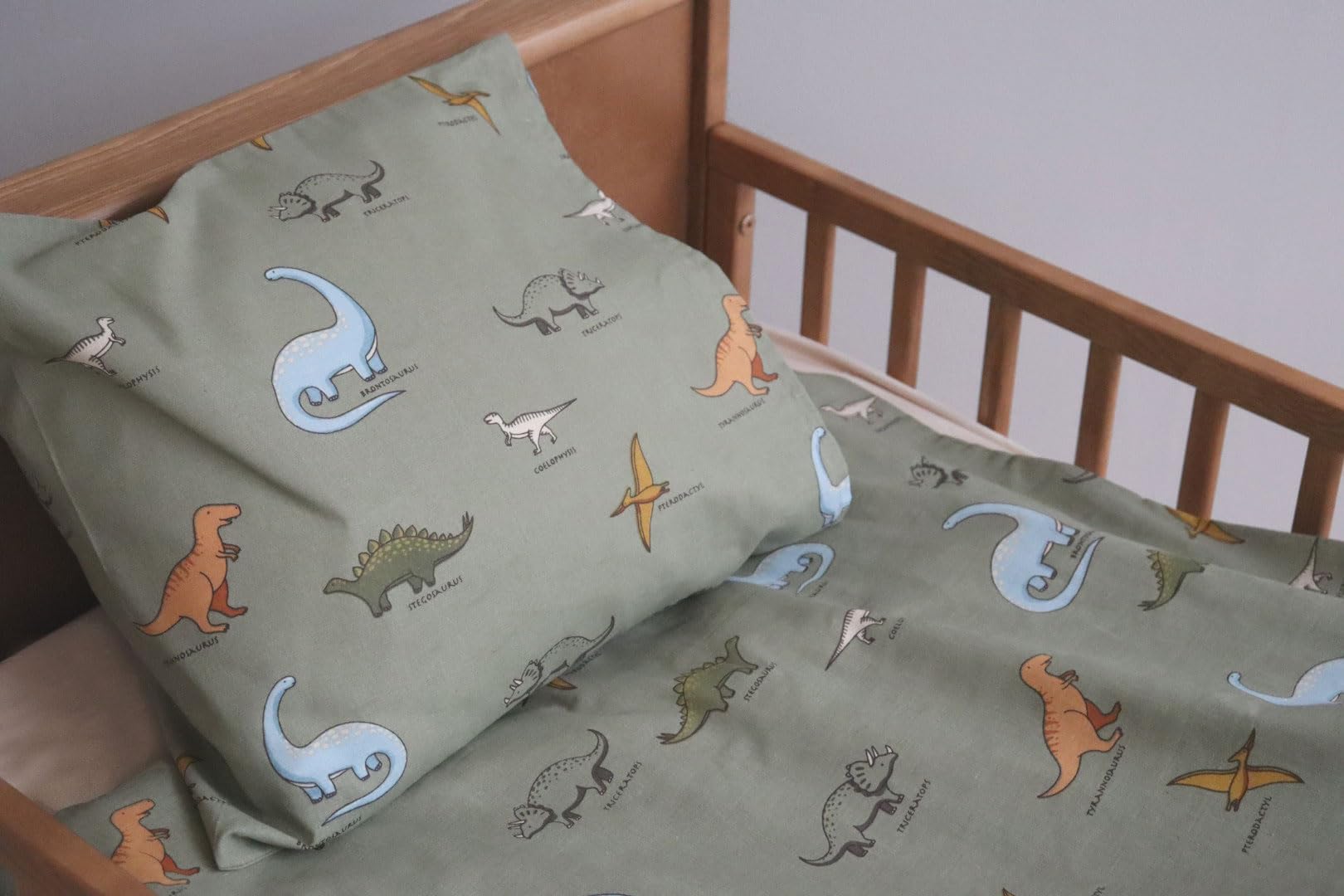 BrandMac Parure de Lit Dinosaures Names pour Bébé ou Petit Lit, 100% Coton, Housse de Couette 100x135 cm + Taie d'oreiller 40x60 cm, by Mats