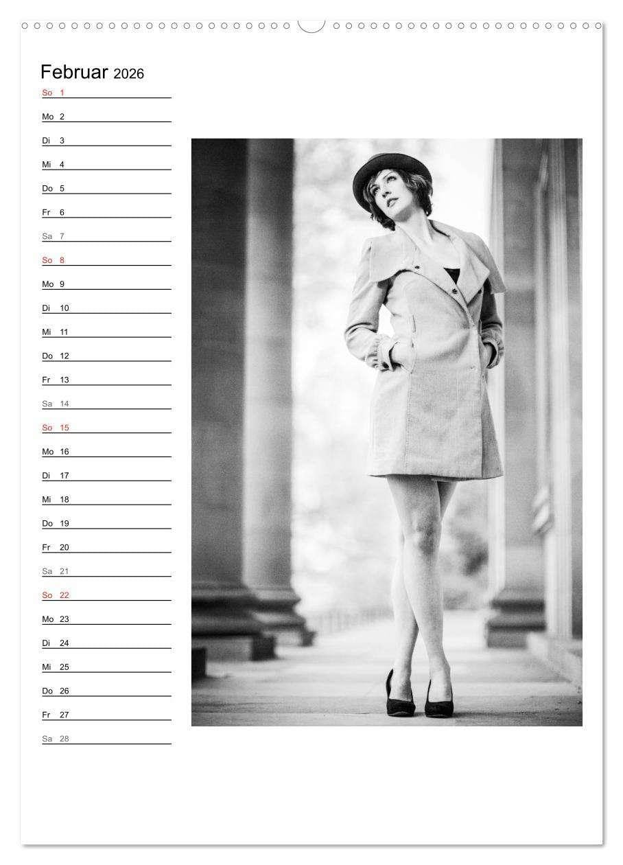 Mode in schwarz und weiß (Wandkalender 2026 DIN A2 hoch), CALVENDO Monatskalender: Bekleidung in Szene gesetzt - schwarz und weiß