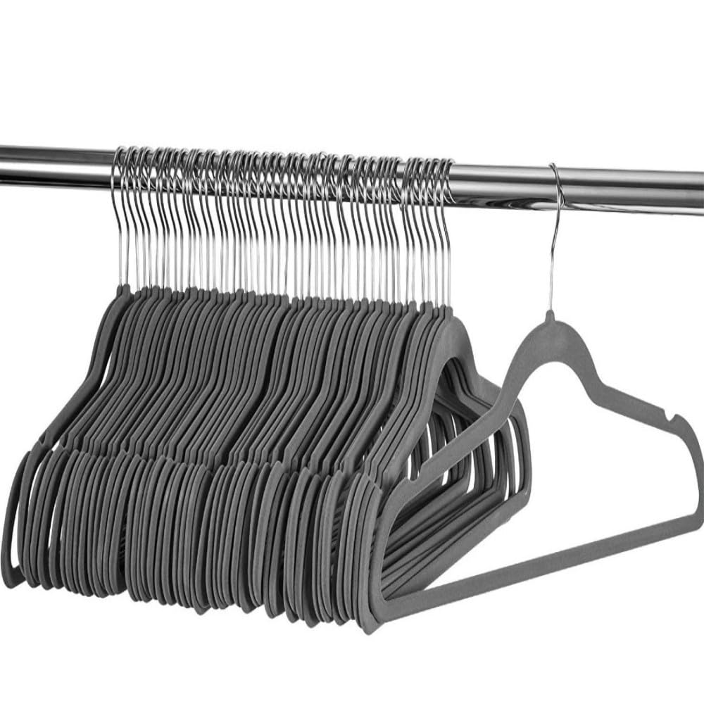 SMYDM rutschfeste Samt-Kleiderbügel, 45 cm, mit Hosenstange, 360 Grad drehbar, verchromter Haken für Anzüge, Hemden, Mäntel, beflockte Kleiderbügel mit Schulterrillen für Kleiderschrank, Schwarz, Weiß