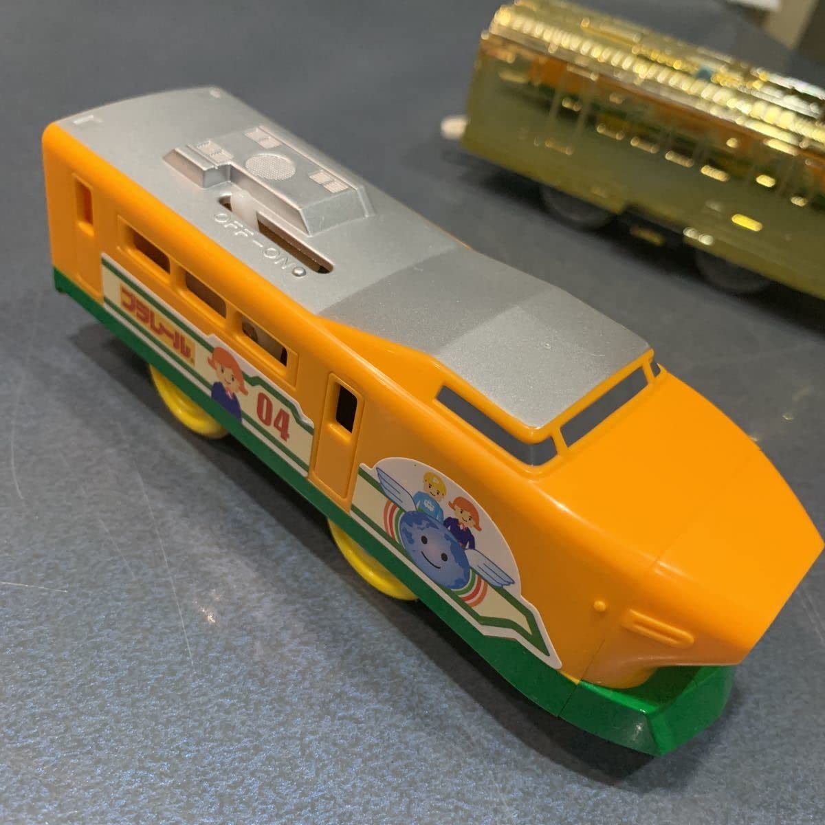 プラレール 電車　黄色　オレンジ　緑　青 特2 プラレール 電車 黄色 オレンジ 緑 青 特2 - メルカリ
