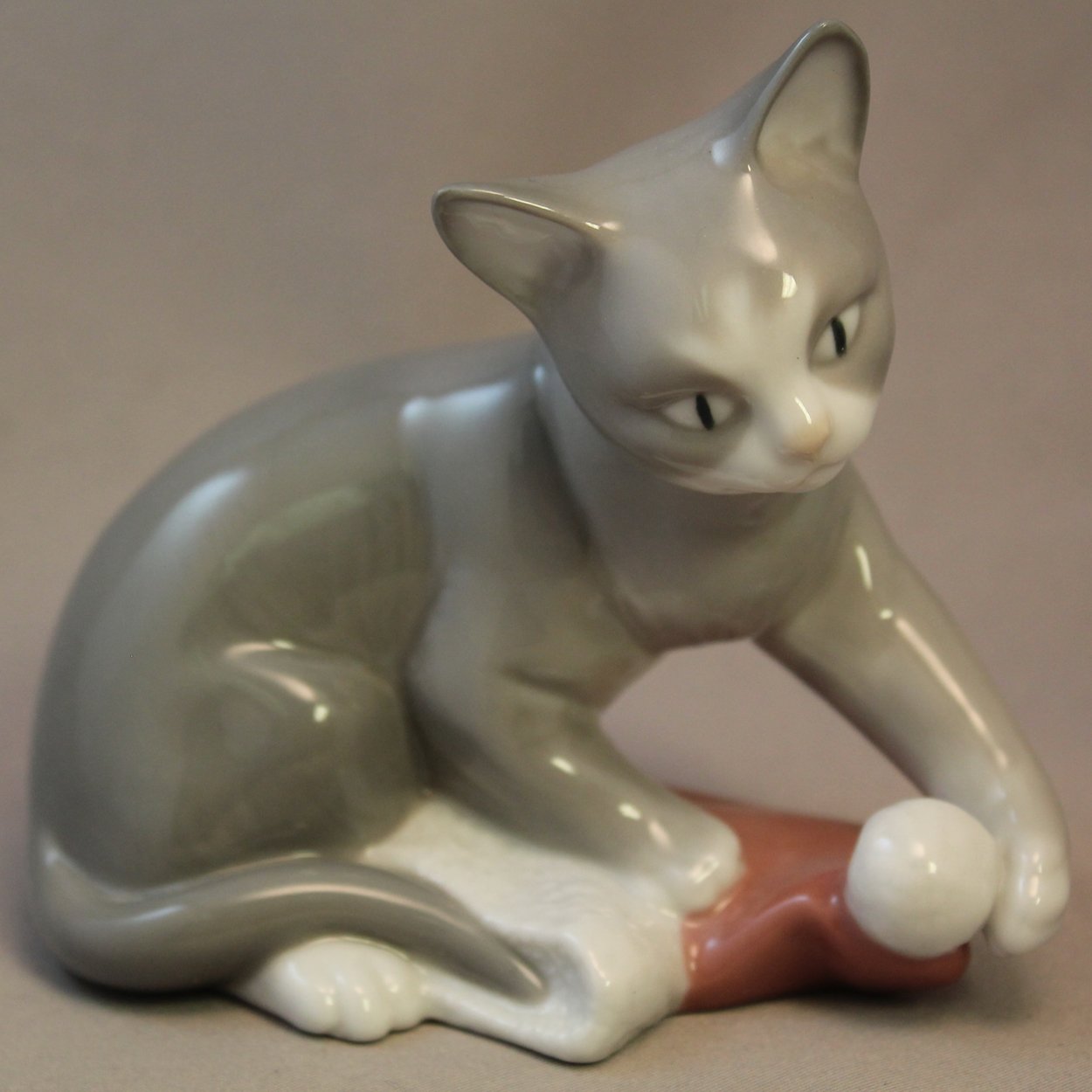 Amazon.com: Lladro Nao 1428, Kitty's Christmas : Home & Kitchen