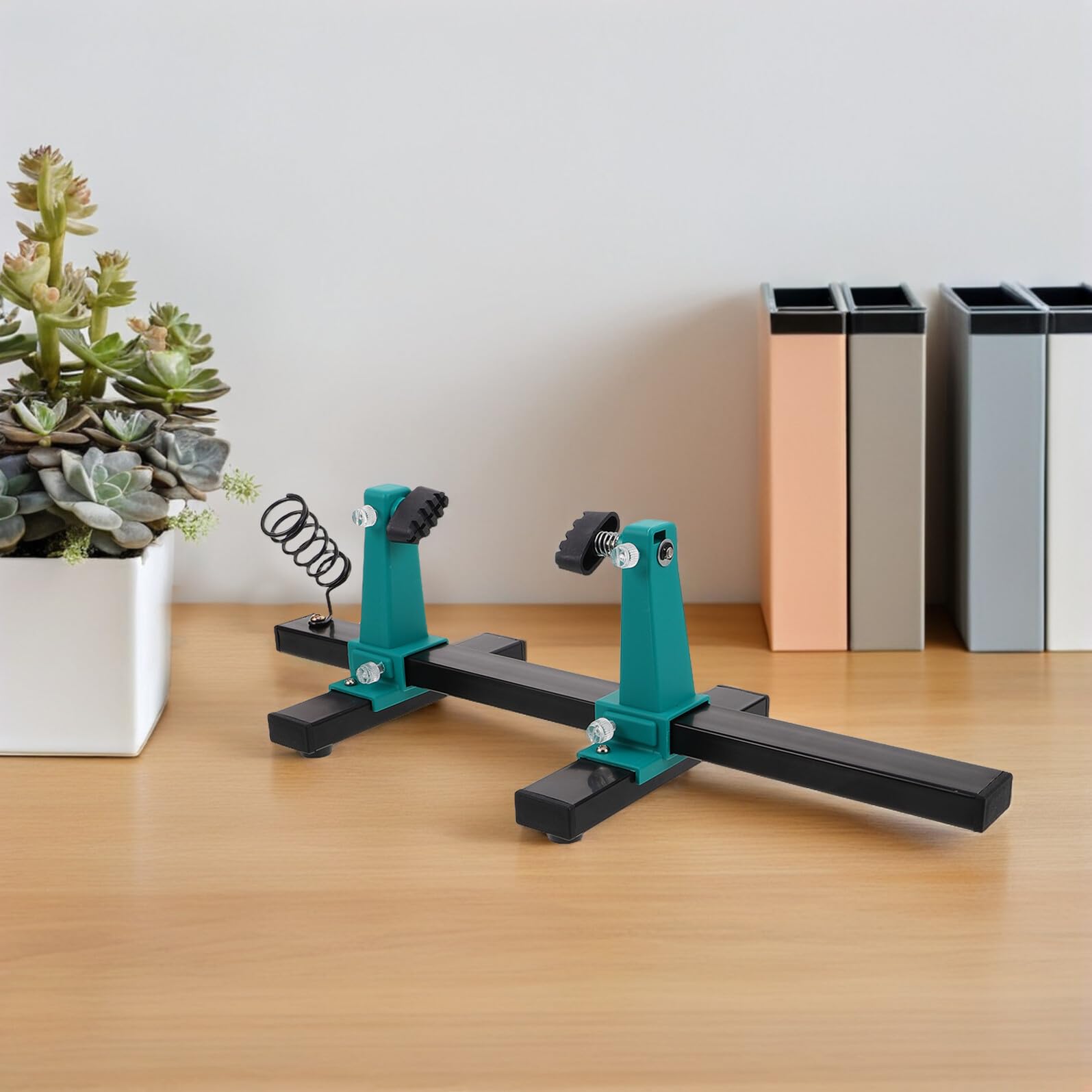 Soporte Pcb Ajustable con Rotación y Pinza de Precisión para Reparación Electrónica y Soldadura Segura con Soporte para Soldador y Base Firme para Mesa de Trabajo