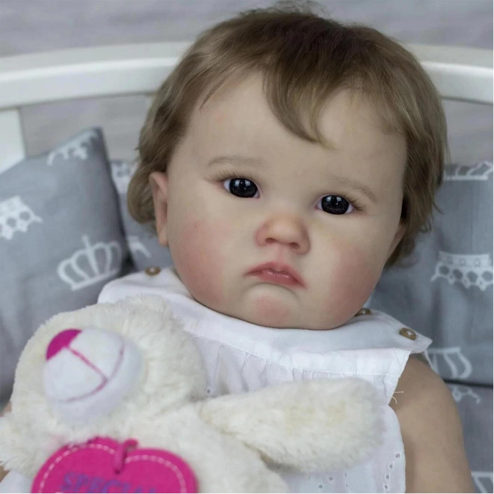 Bambole Reborn 50 cm Bambole Realistica con Corpo in Cotone Morbido, Vestito Bianco Ricamato e Capelli Ricci, Regalo e Oggetto da Collezione per Bambini dai 3 Anni in su(senza il peluche dell'orsetto)