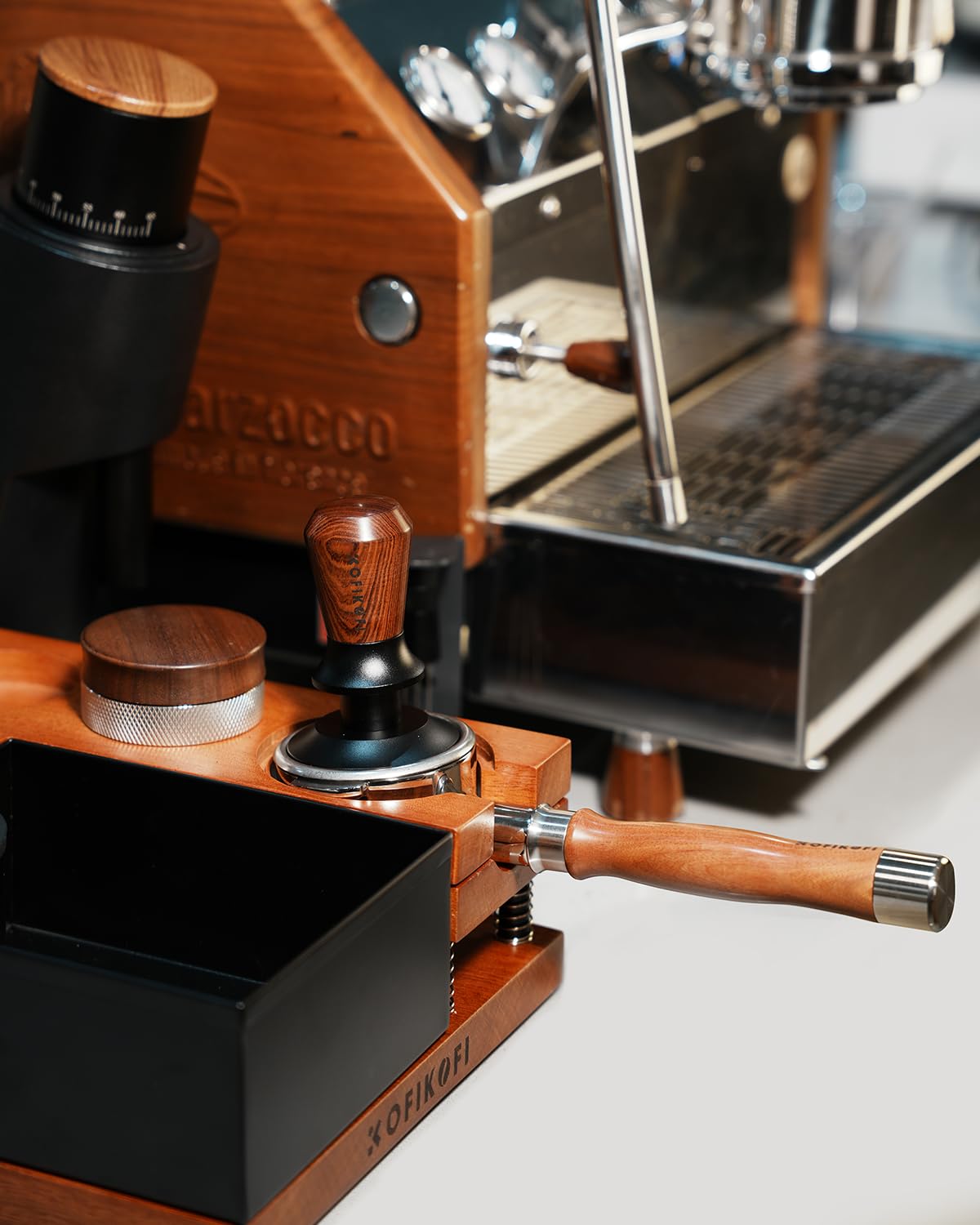 KOFIKOFI Portafiltro sin fondo de 58 mm, 2 orejas sin fondo compatible con cafetera espresso Gaggia Classic con cesta de filtro de acero inoxidable 304, colador, mango de madera