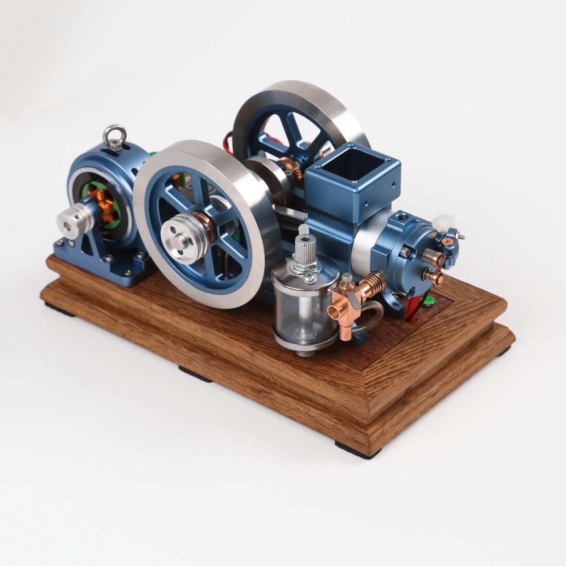 Modello di motore orizzontale a quattro tempi con raffreddamento ad acqua e generatore | Il controllo della velocità e la doppia uscita di corrente combinano la meccanica visibile con l'esecuzione del generatore.