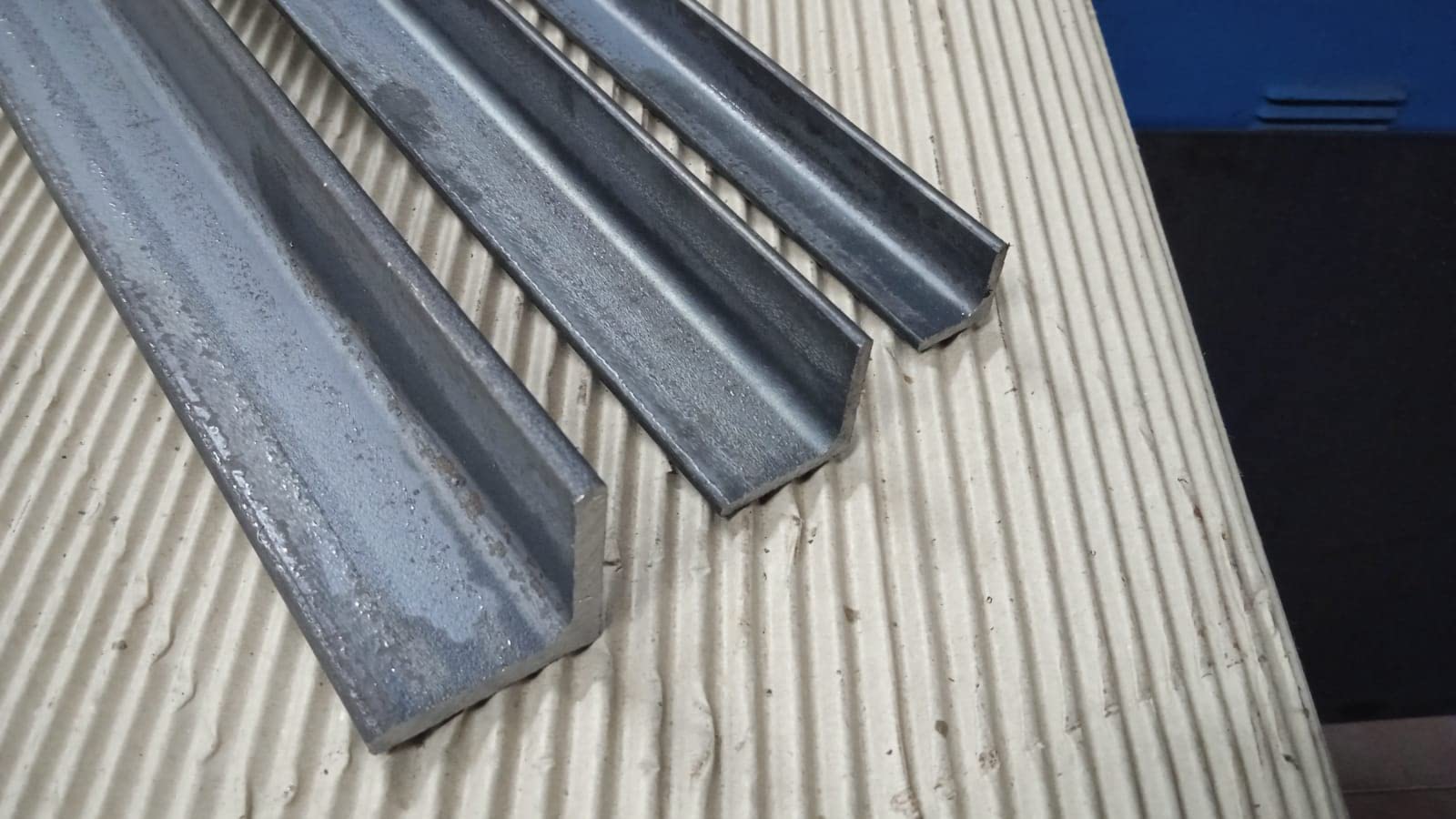 Barra Angolare in Ferro S235JR 30x30x3x1000 mm