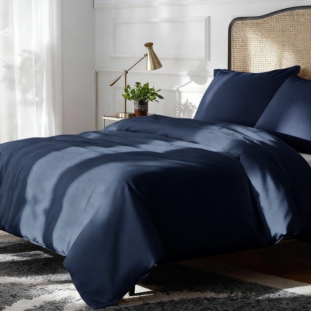 CGK Unlimited Set copripiumino Blu marino 3 pezzi 200x200 cm - Morbido in microfibra poliestere, elegante e resistente con 2 federe 50x80 cm lavabile in lavatrice, con chiusura a cerniera e lacci.