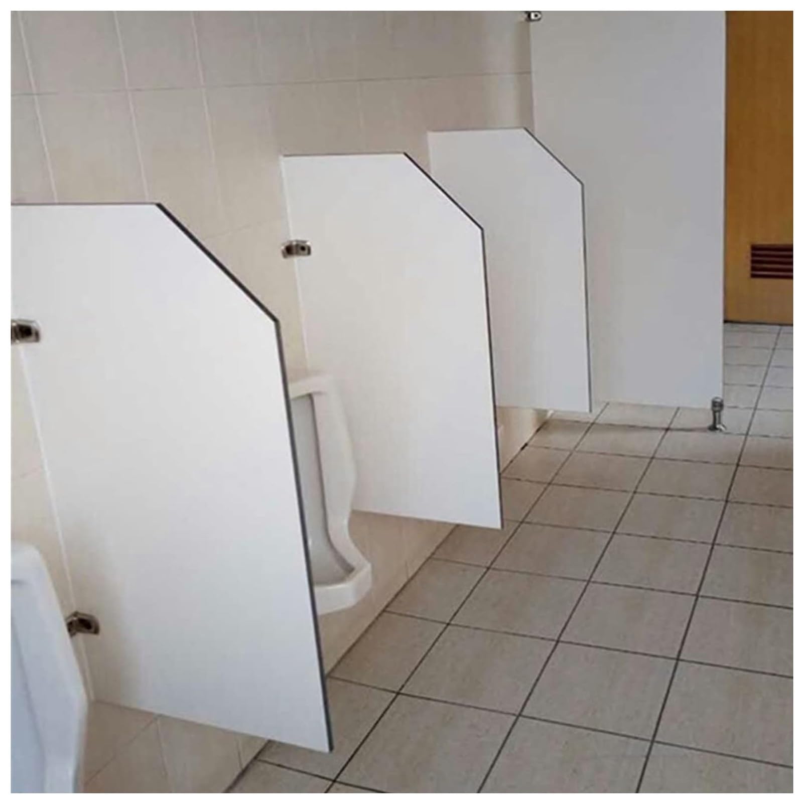 Deflector de orinal para adultos que soluciona la falta de privacidad en baños públicos