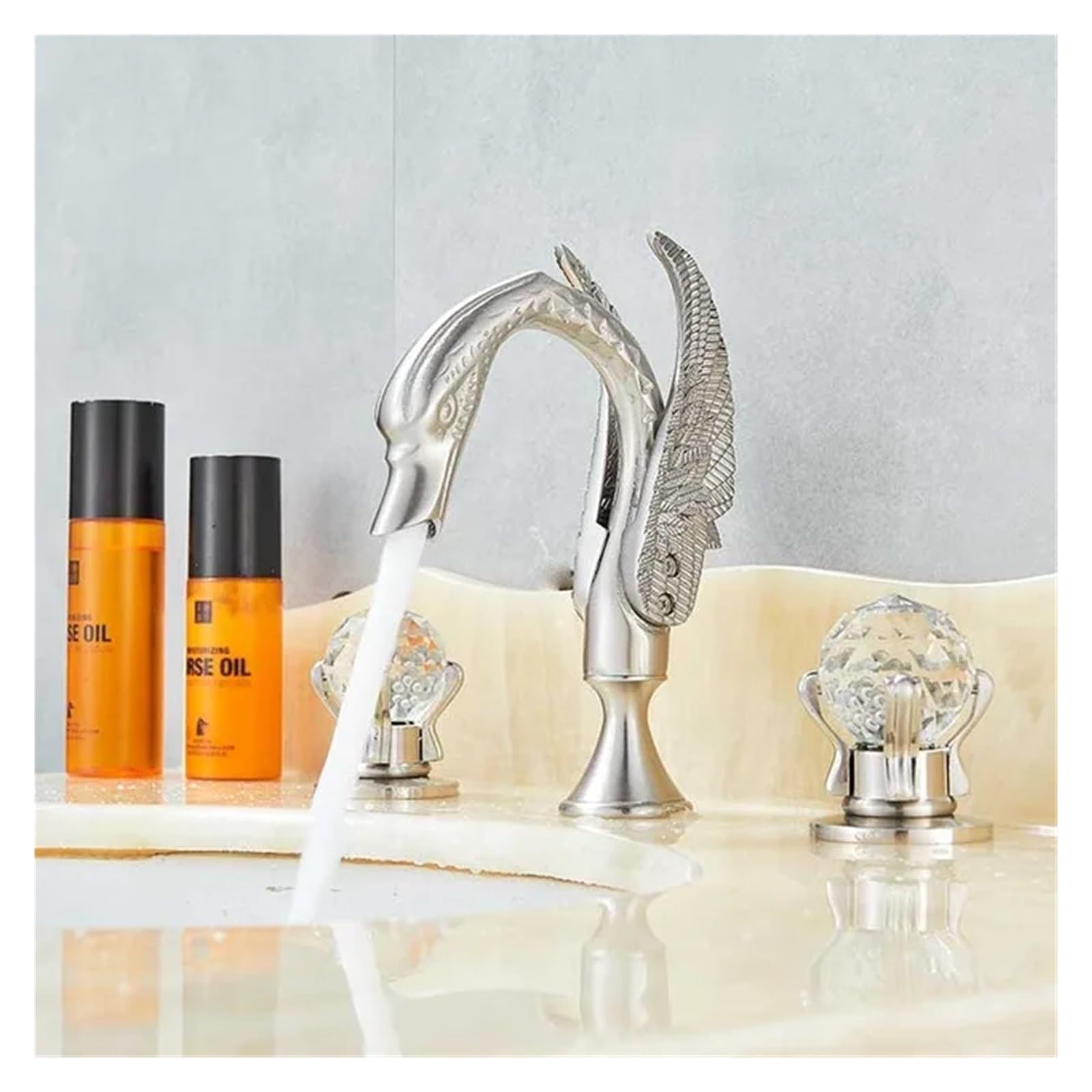 Robinet cygne doré et nickel pour lavabo chic de salle de bains