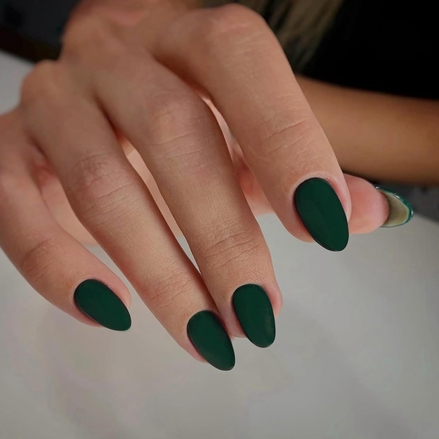 KQueenest Matte Dunkelgrün Press On Nails Kurz, Acryl Nägel zum Aufkleben Kurz Runde, Einfarbig Fake Nails Mandel Fingernägel zum aufkleben, Gel Kunstnägel für Frauen Alltagstauglich 24 Stück