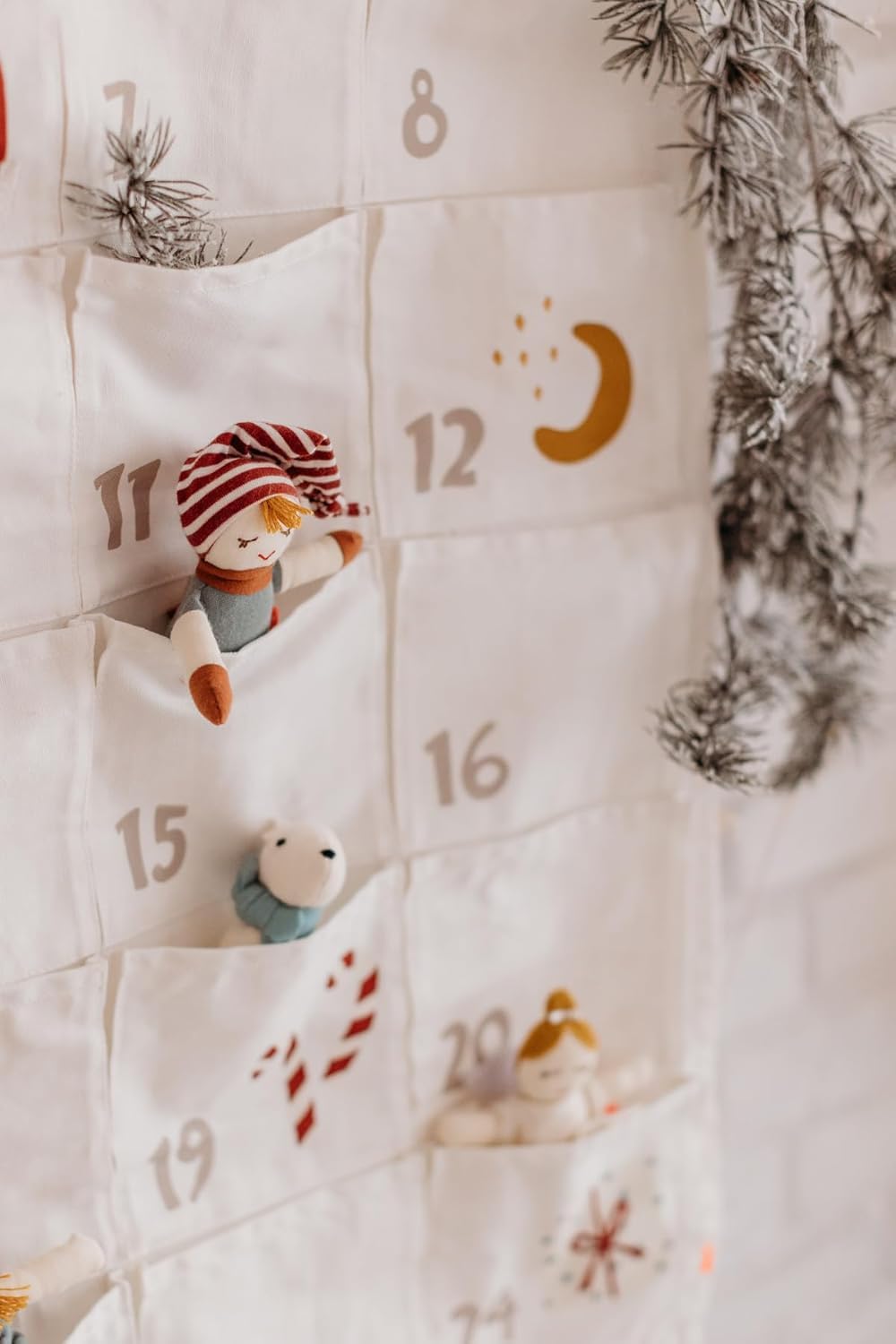 Kikadu Adventskalender – großer Stoff-Adventskalender zum Selber Befüllen, 24 Taschen, 100% GOTS Bio-Baumwolle, skandinavisches Design, naturfarben & bestickt, wiederverwendbar, Wandaufhänger