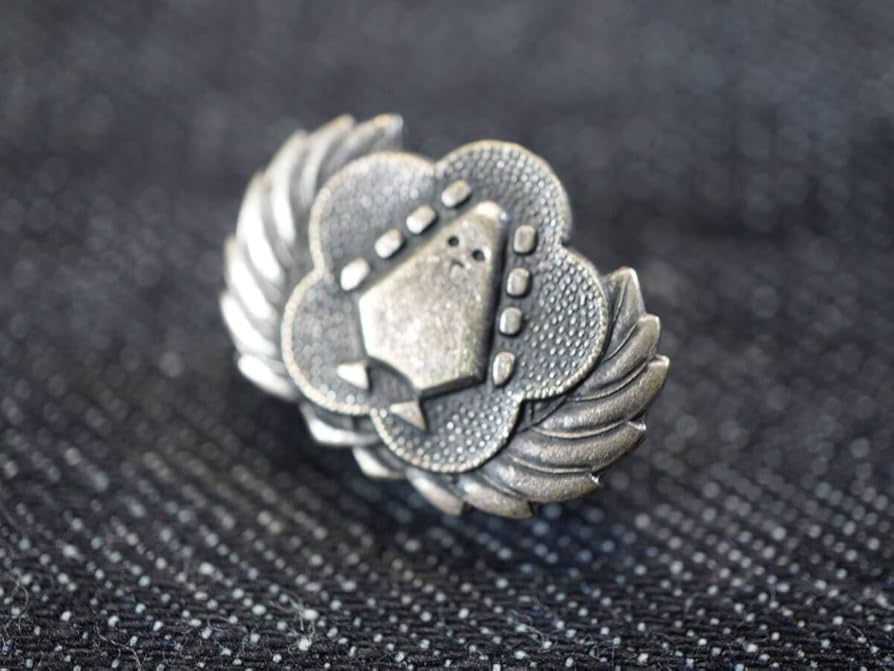 戦前　跡見学園の校章バッチ　園学見跡　逆文字 跡見学園の校章 | 跡見学園の歩み | 跡見学園